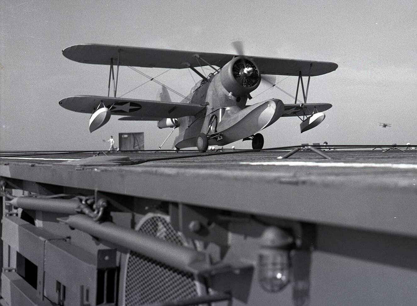 1942年8月2日,降落在航空母舰「查杰」号(USS Charger)飞行甲板上的格鲁曼 J2F-4「鸭」式水陆两用机。