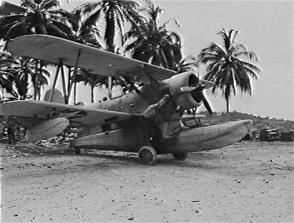 1943年,所罗门群岛新乔治亚岛塞吉角机场,一架美国海军 J2F「鸭」式通用水陆两用机准备起飞,机械师正在扳动起动曲柄。