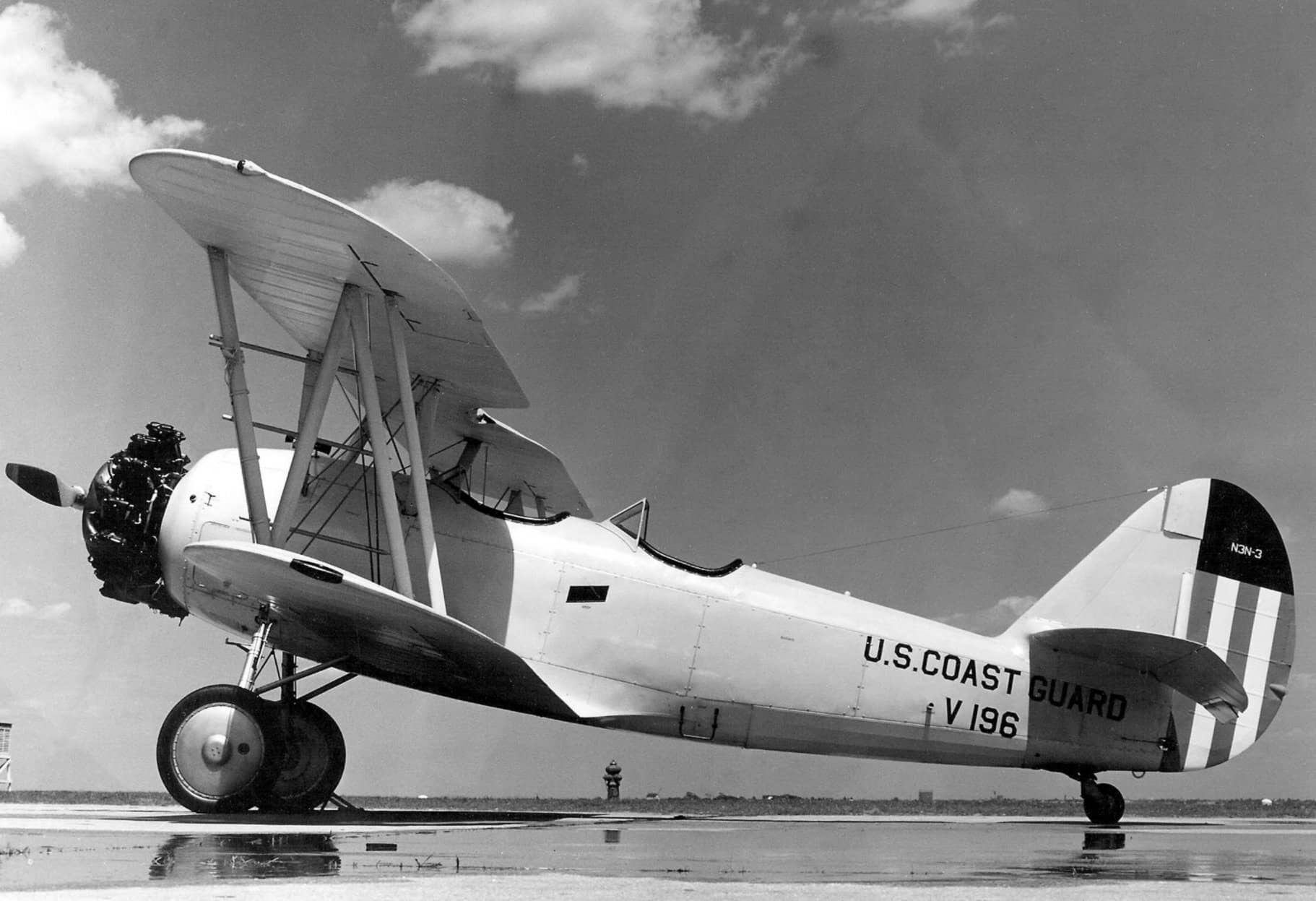 1943年,位于美国纽约弗洛伊德·贝内特机场(Floyd Bennett Field)的一架美国海岸警卫队 N3N-3 型飞机(由海军飞机工厂制造)。注:1940年至1945年间,美国海岸警卫队曾装备过4架 N3N 型飞机(序列号:V193-V196)。