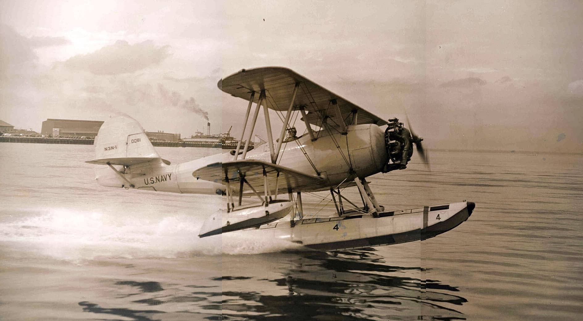 1944年3月7日,一架正从水面起飞的美国海军 N3N-1「金丝雀」初级教练机(机身编号:BuNo 0081)。