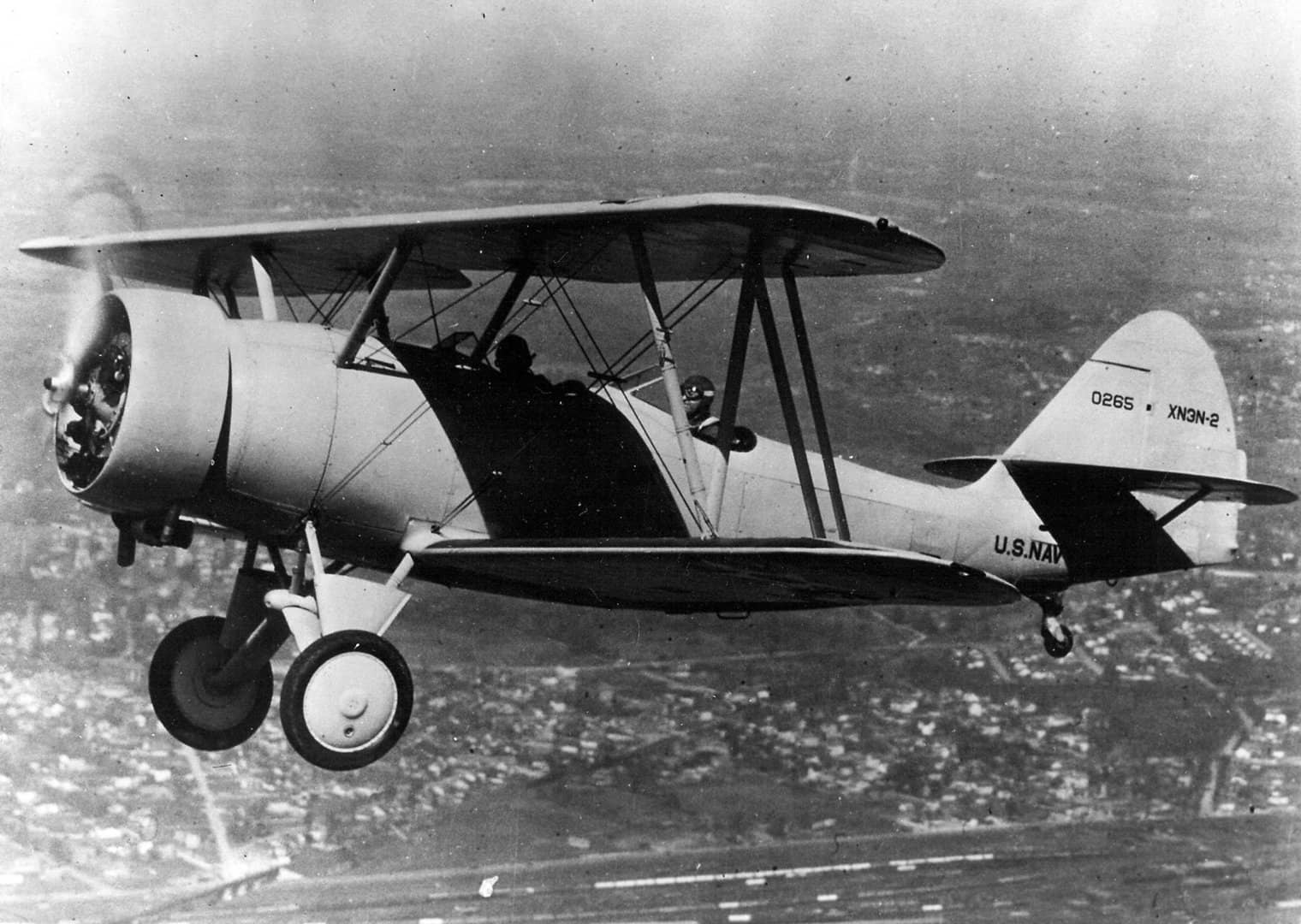 1936年,试飞中的 XN3N-2 试验机(编号:BuNo 0265)。注:XN3N-2 是1935年10月美国海军订购的单架试验机,主要针对 N3N-1 操纵与起落架方面的缺陷进行改进,换装240马力 R-760-96 发动机并修改尾翼。其试飞结果直接促成 N3N-3 量产型。