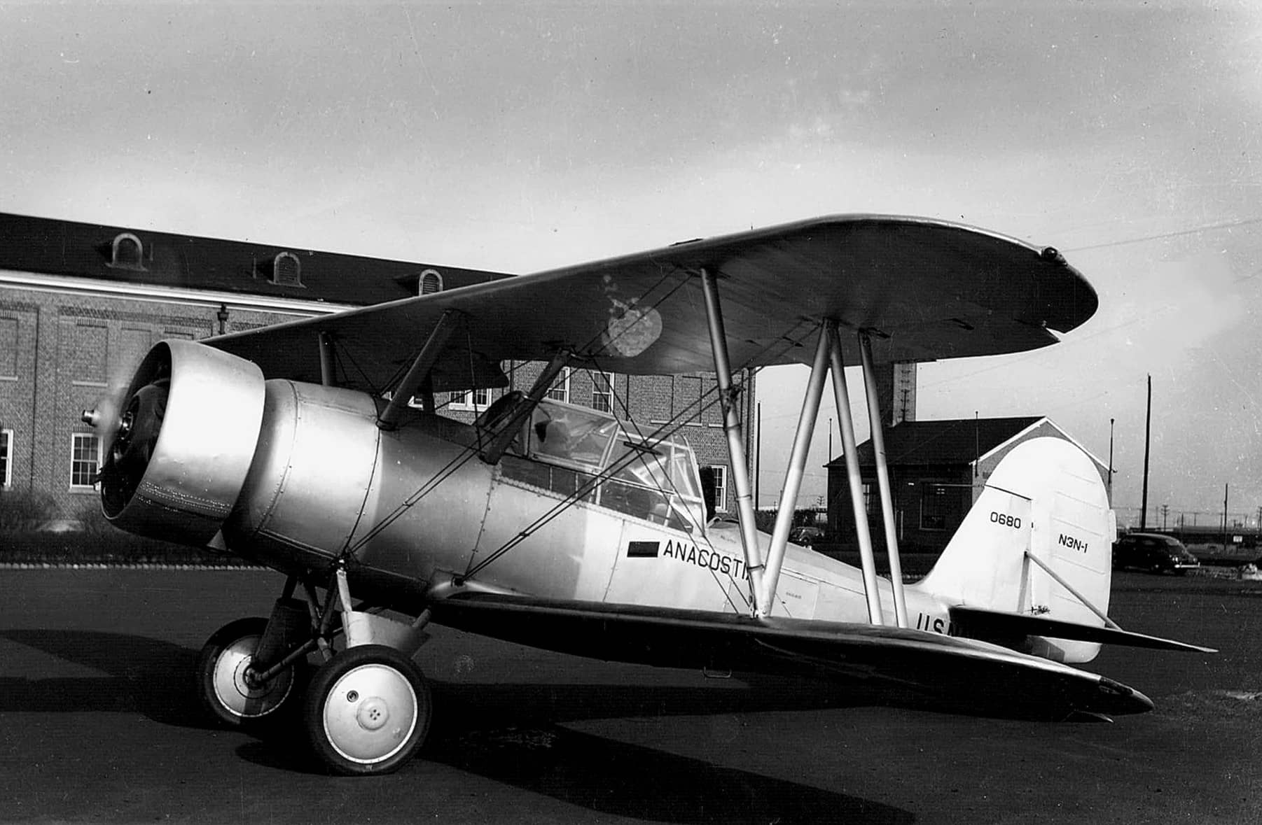 1937年前后,华盛顿特区阿纳科斯蒂亚海军航空站(NAS Anacostia),一架停在停机坪上、执行试飞任务的 N3N-1「金丝雀」初级教练机(机身编号:BuNo 0680)。