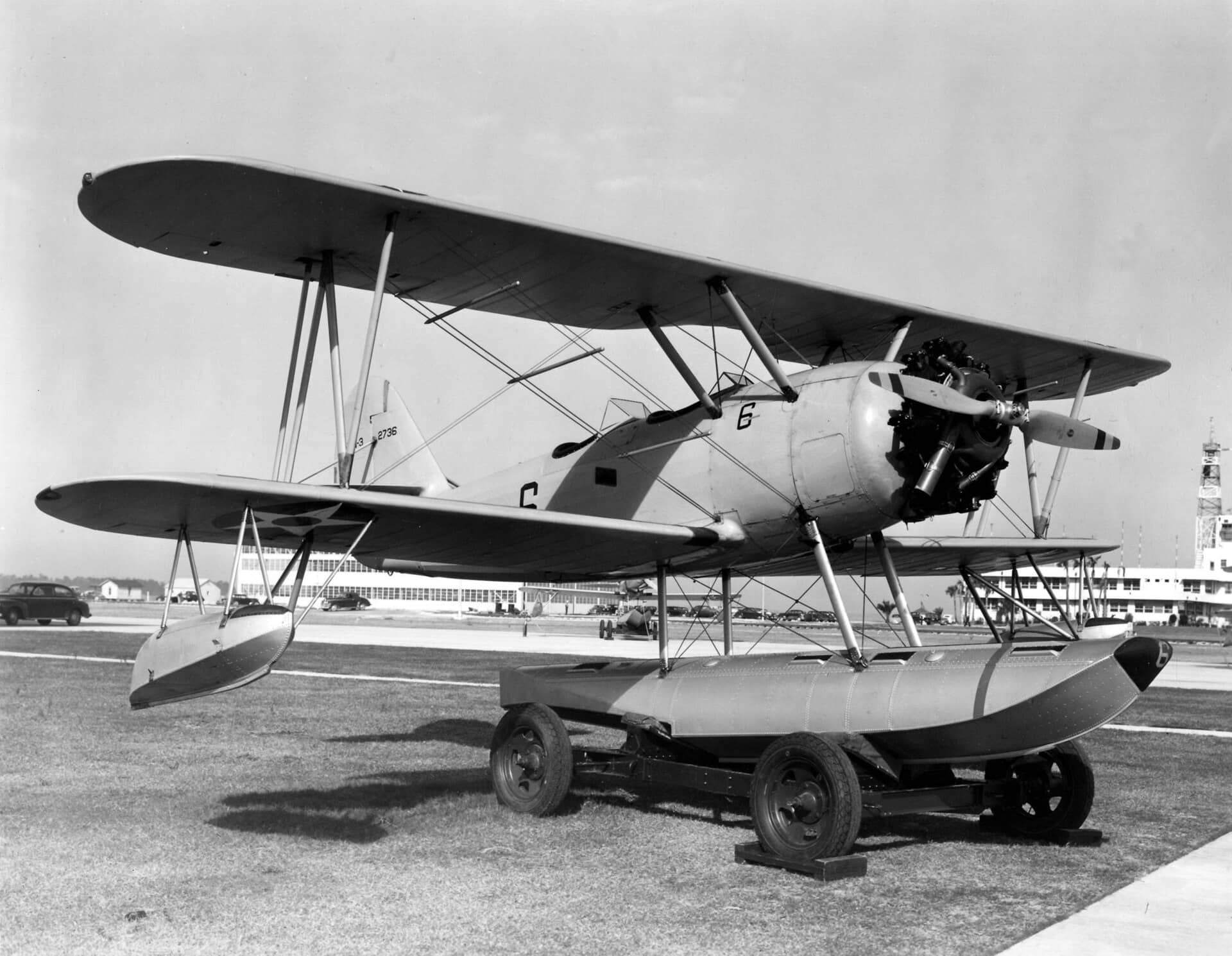 1942年1月7日,佛罗里达州杰克逊维尔海军航空站一架安装了浮筒、用于水上飞机初级训练的 N3N-3「金丝雀」初级教练机(机身编号:BuNo 2736),注:该机机身通体呈黄色,浮筒为银色。