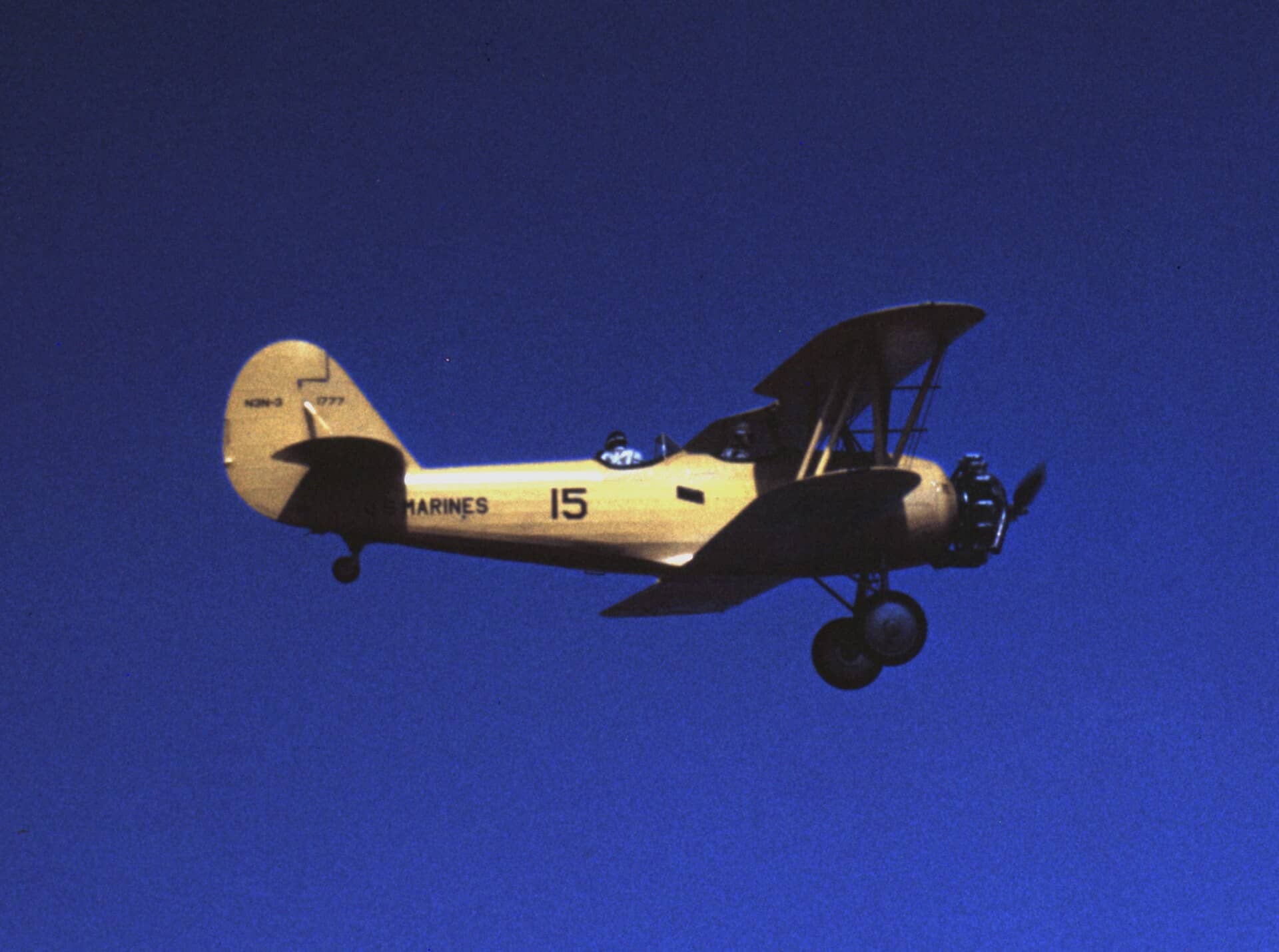 1942年5月,南卡罗来纳州帕里斯岛上空,美国海军陆战队一架 N3N-3「金丝雀」初级教练机(机身编号:BuNo 1777)正在飞行。该型机在此处用于拖曳「美国滑翔机计划」中海军陆战队使用的施韦策 LNS-1 型教练滑翔机。