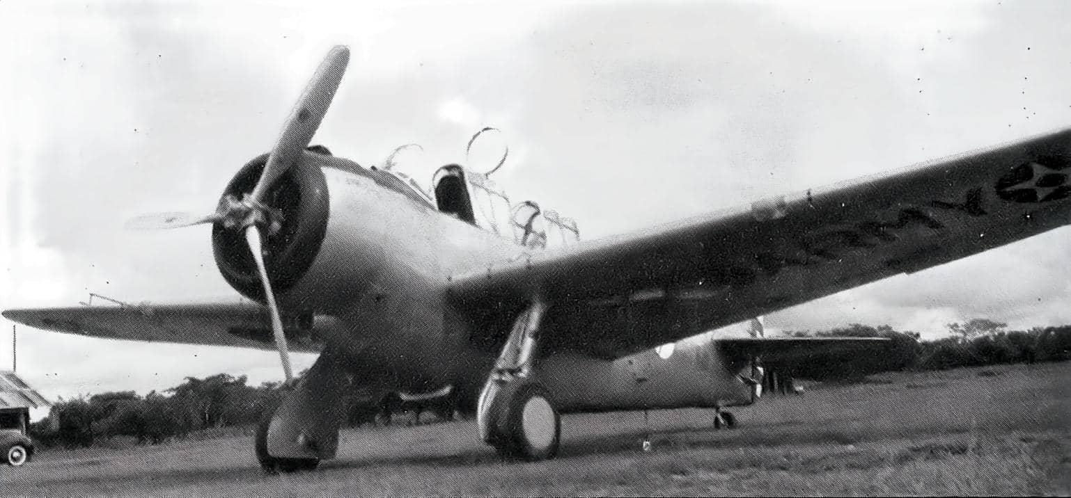 1941年，巴拿马运河区法国场（France Field），美国陆军航空队第39观测中队的一架 O-47A 观测机停在草地上。注：该中队负责巴拿马运河区的空中警戒与观测任务，O-47 是其主力机型。