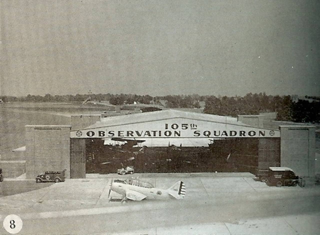 二战前，田纳西州纳什维尔贝里机场（Berry Field），第105观测中队机库前停放的一架 O-47 观测机。注：机库门楣上写有「105th OBSERVATION SQUADRON」，国民警卫队观测中队是美国参战前航空侦察力量的重要组成部分。