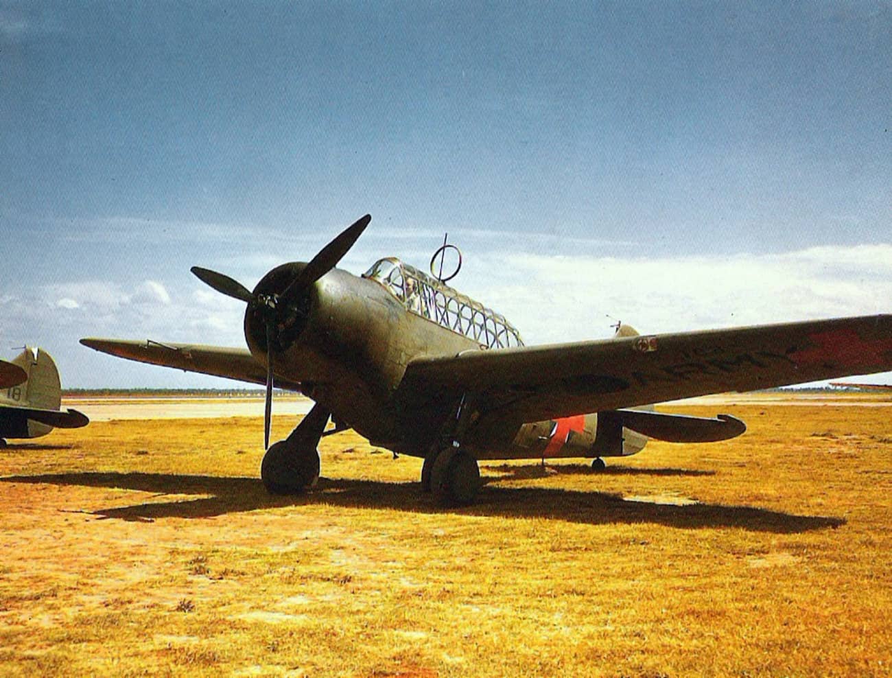 1941年演习期间，一架隶属于美国陆军航空队的北美 O-47B 观测机。在此次演习中，该机属于「红军」一方，机身上绘有红色十字标记。