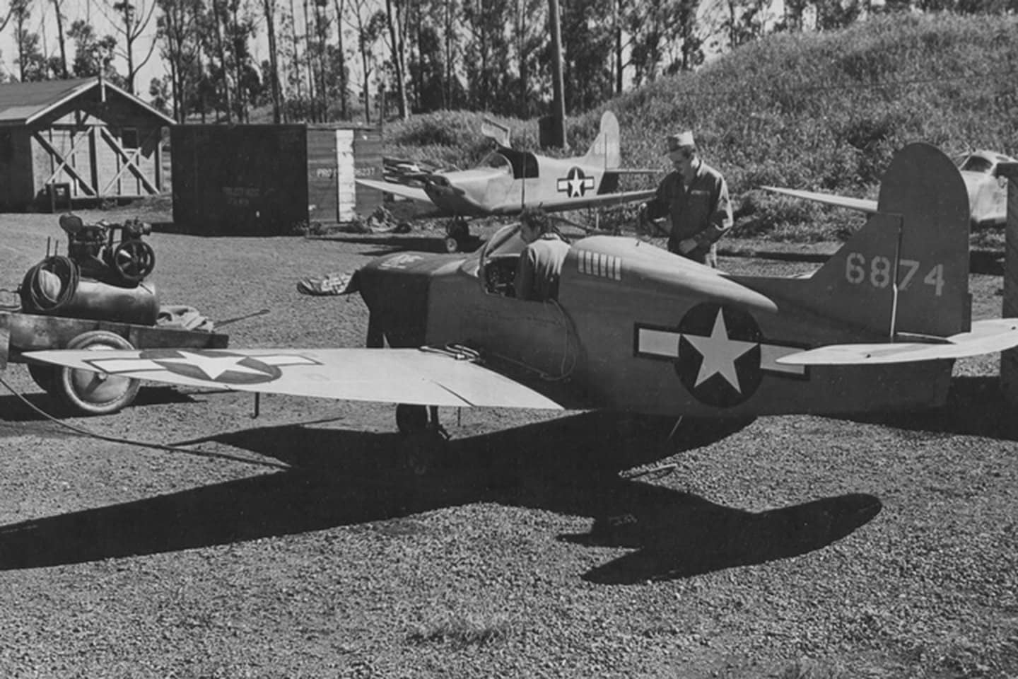 二战期间,在夏威夷瓦胡岛惠勒陆军机场(Wheeler Army Airfield)进行维护的PQ-8型飞机。
