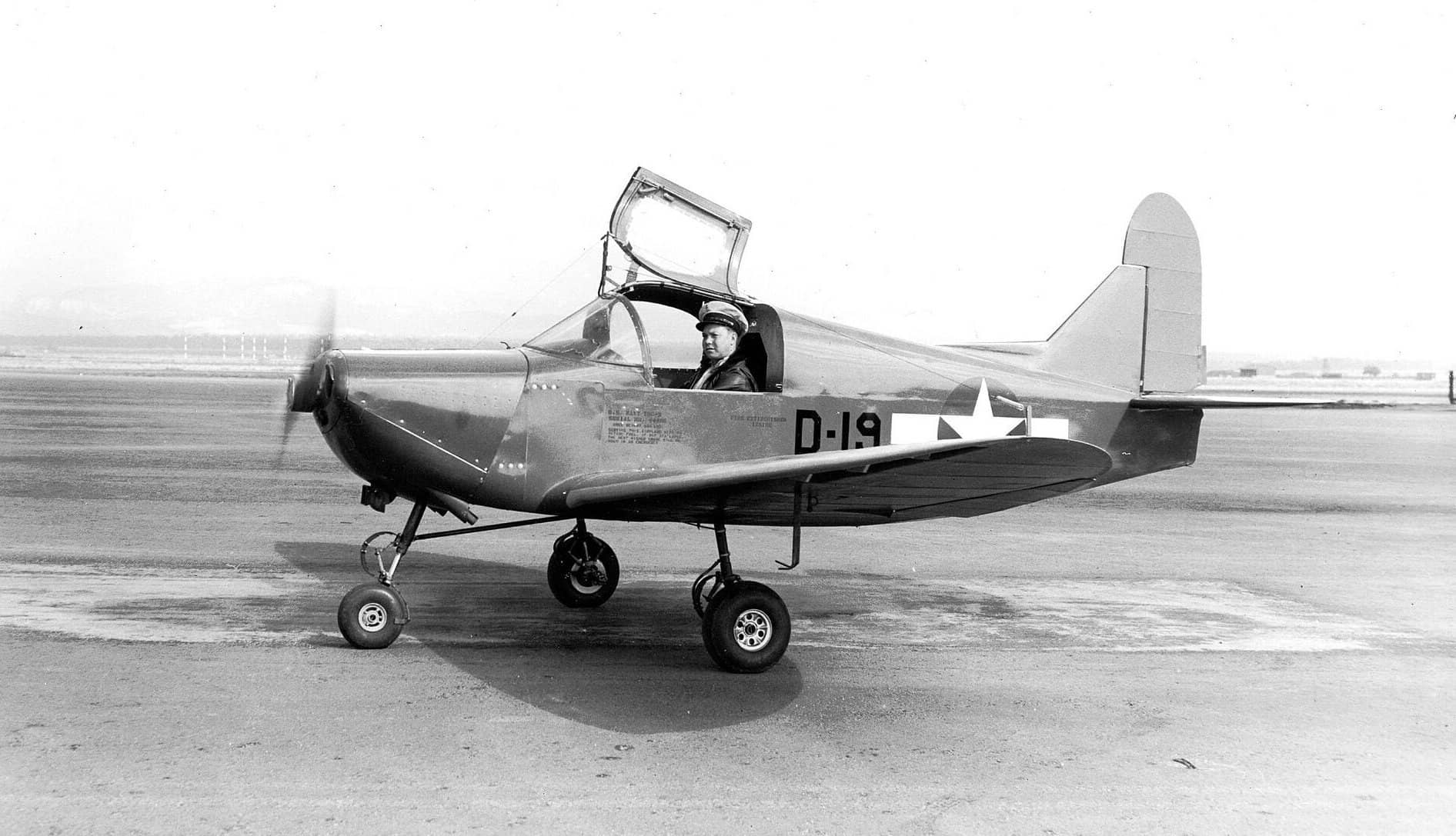 1946至1947年间,停放在加利福尼亚州圣安娜海军航空站的一架TDC-2靶机(机身编号:44480),机头侧面的「D-19」为其牵引或分队编号。TDC-2是PQ-8的海军型,座舱内可见担任试飞或转场的飞行员。