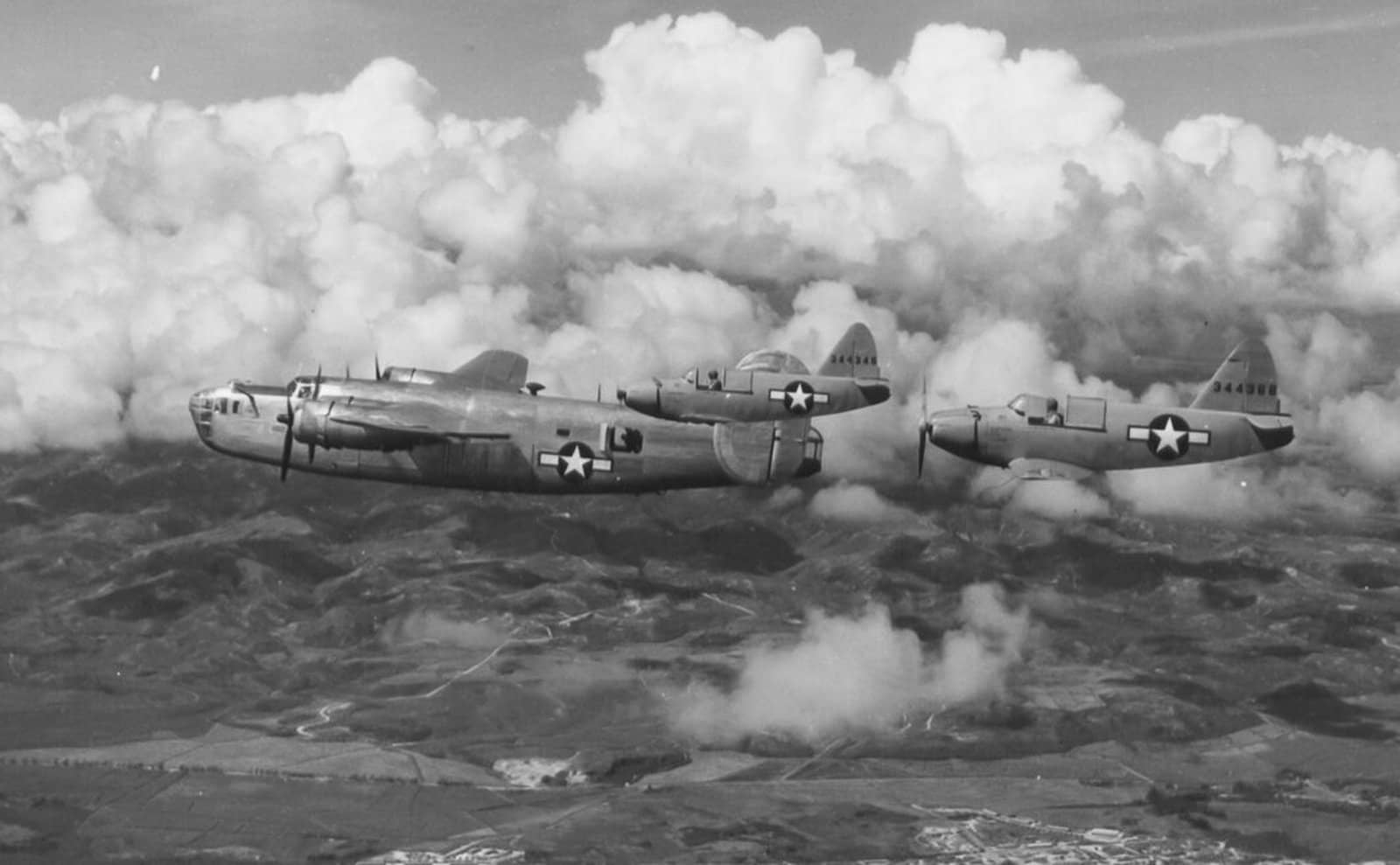 1945年4月29日,两架隶属于第17拖靶中队(驻地为瓦胡岛惠勒机场)的卡尔弗PQ-14靶机,在夏威夷上空伴飞一架B-24「解放者」轰炸机。