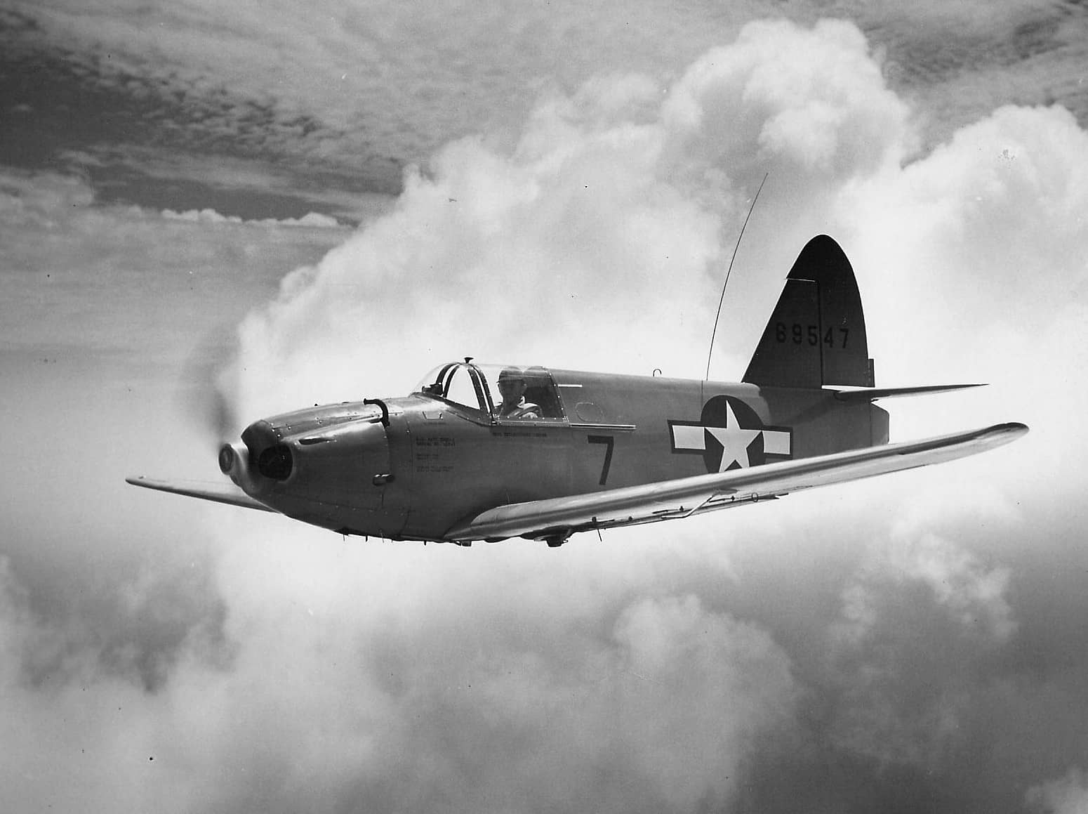 约1945年,美国海军TD2C-1靶机(机身编号:69547)在飞行中,由海军飞行员杰克•V•罗宾逊驾驶。TD2C-1即PQ-14A的海军型,被戏称为「火鸡」。