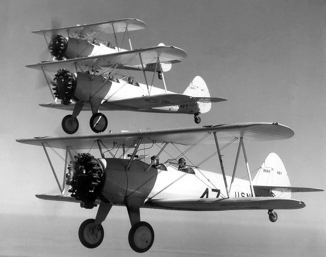 1936年，三架美国海军彭萨科拉海军航空站（NAS Pensacola）飞行学校的斯蒂尔曼 NS-1 初级教练机编队飞行。注：NS-1 是美国海军在1934年至1936年采用的早期编号，1936年后同型机改称 N2S 系列，是「卡德特」家族的海军前身。