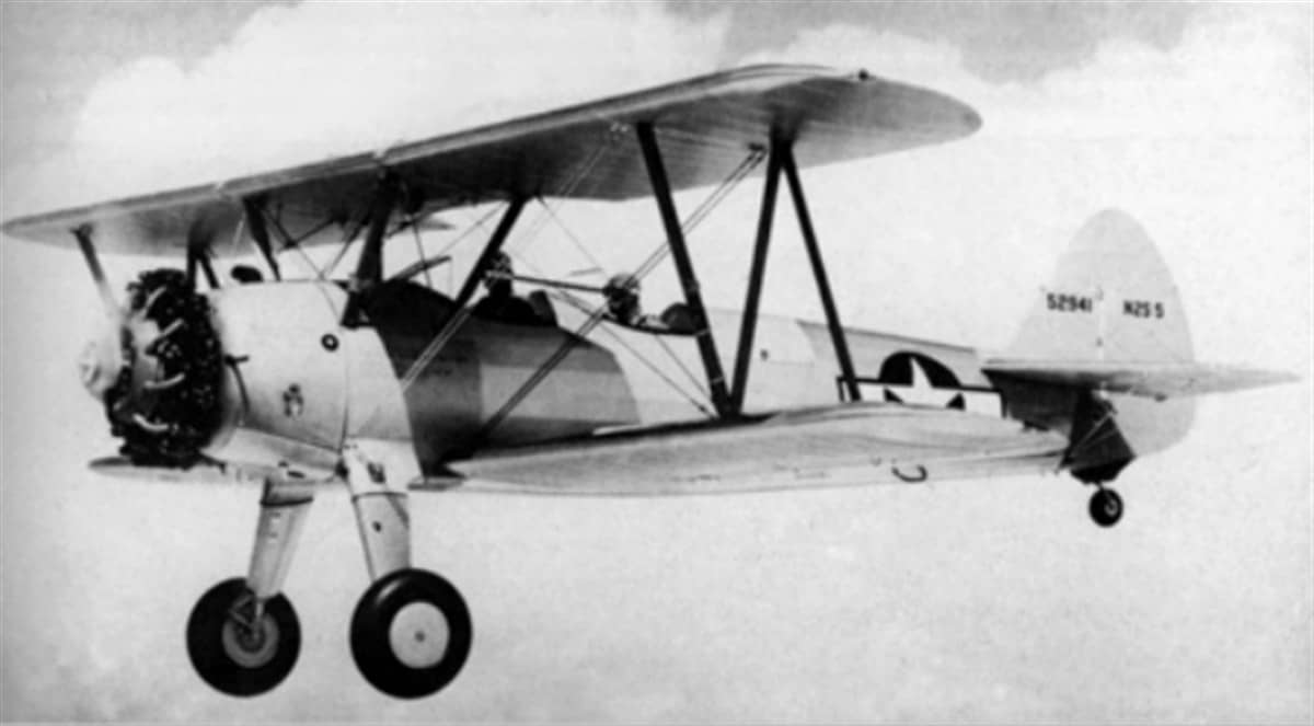 1944年前后，一架美国海军 N2S-5「卡德特」教练机（编号：52941）在空中飞行。注：N2S-5 是海军「卡德特」系列最后的斯蒂尔曼生产批次，机徽为1943年后采用的星条样式，摄于战时海军训练高峰期。