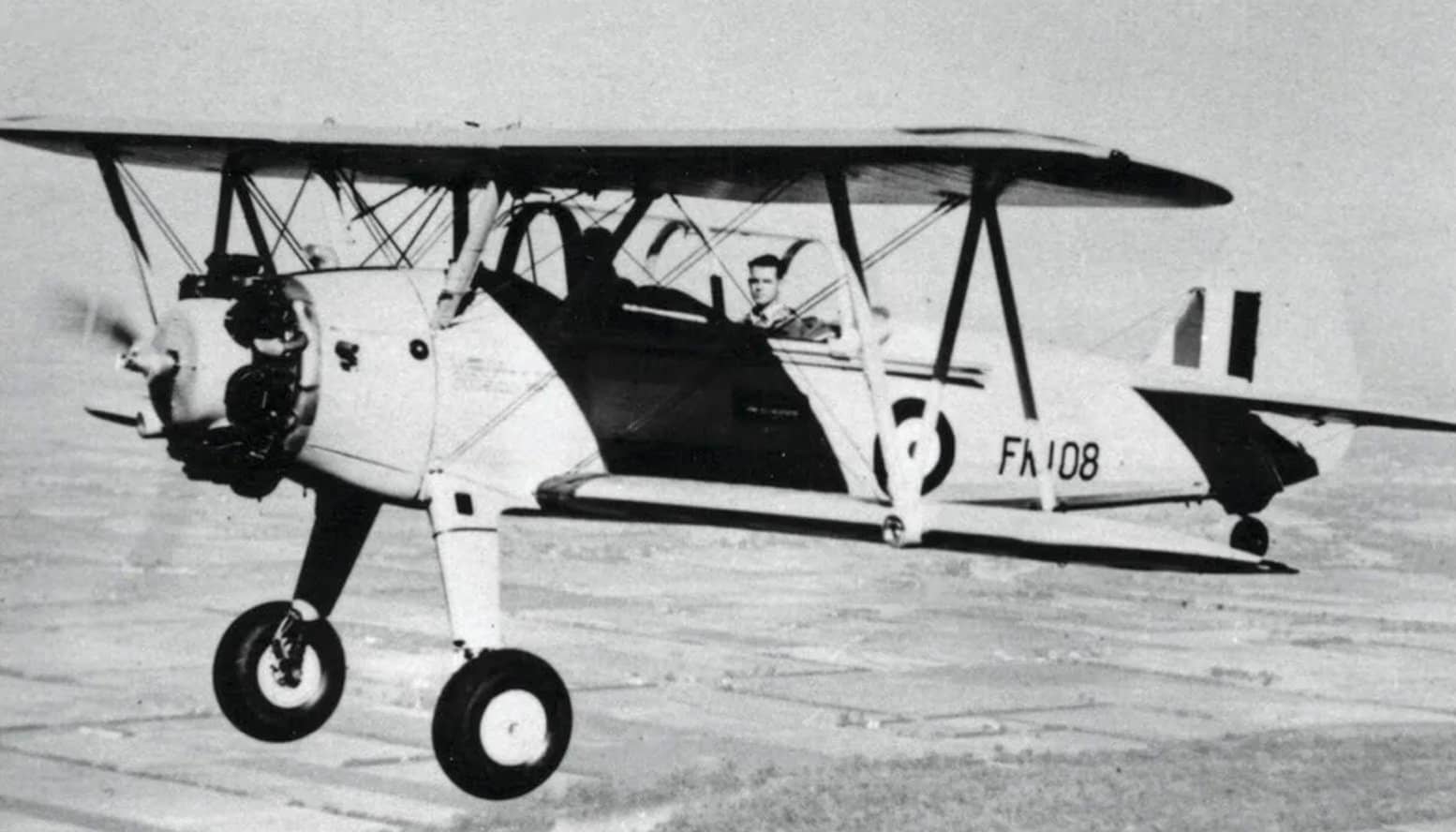 一架进行飞行测试的加拿大皇家空军 PT-27「卡德特」封闭座舱教练机。注：本幅图片来自于《波音斯蒂尔曼在加拿大皇家空军的服役历程》一书插图。
