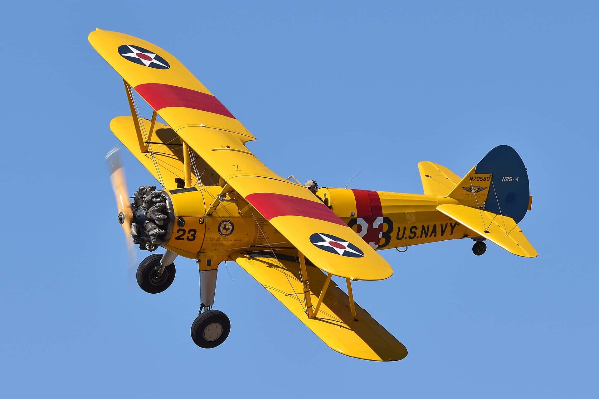 一架由「纪念空军」（Commemorative Air Force）运营的 PT-17-BW「卡德特」教练机（曾用军方序列号：41-7984）。该机1964年注册为民用航空器（注册号：N56184，1999年重新注册为N70​​58Q），在这次飞行表演中，其机身采用美国海军 N2S-4 涂装。