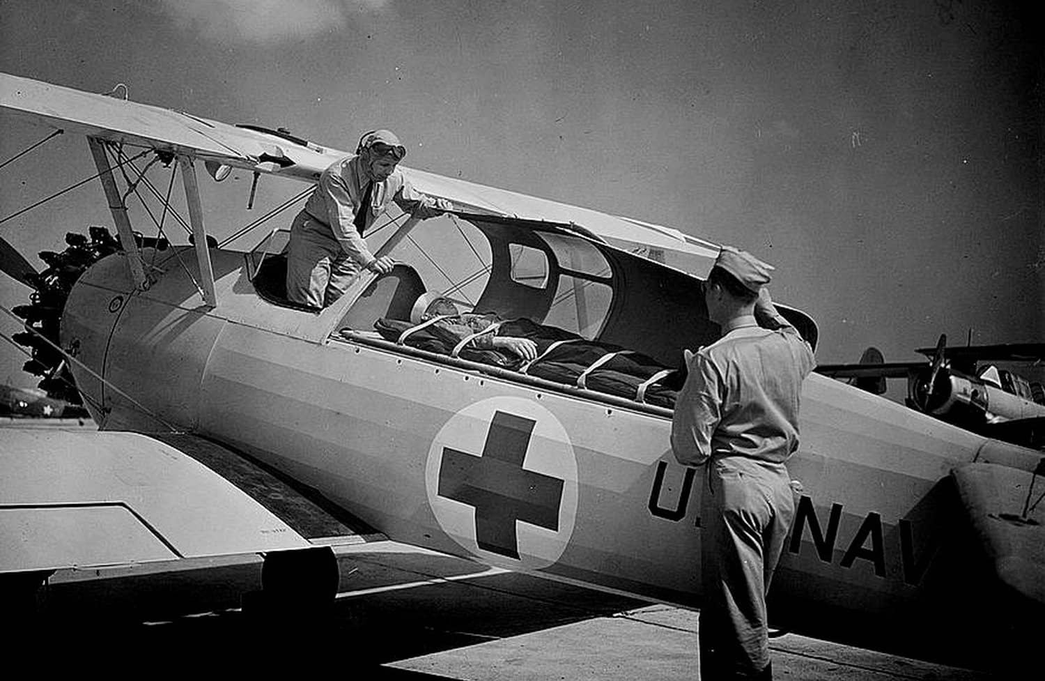 1942年，美国海军在德克萨斯州科珀斯克里斯蒂海军航空站（NAS Corpus Christi）使用一架斯蒂尔曼 N2S「卡德特」教练机改装而成的救护机。该机用于在该训练基地周边人迹罕至的地区发生坠机事故时，执行救援任务。