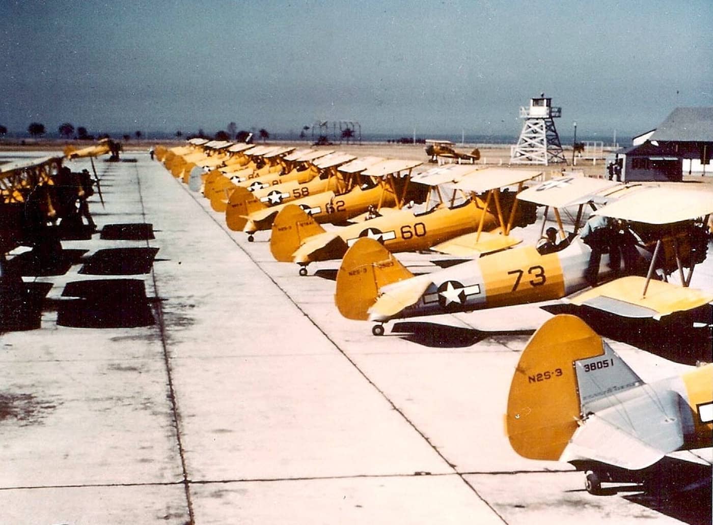 1944年，停放在美国本土一处海军飞行员训练基地的斯蒂尔曼 N2S-3「卡德特」初级教练机群。