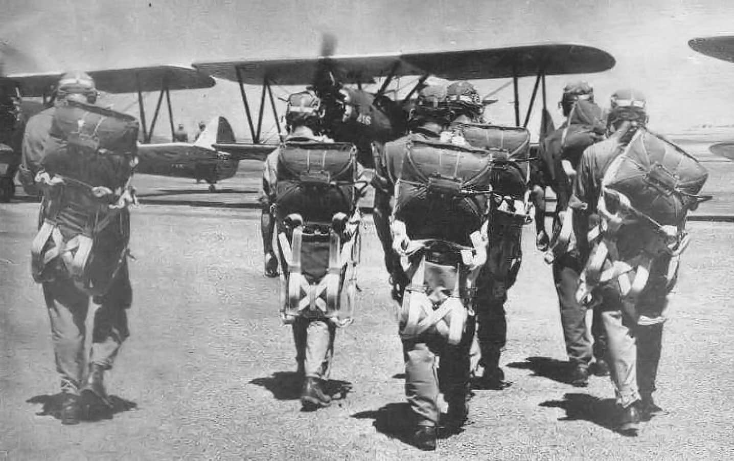 1944年，加利福尼亚州图莱里兰金机场（Rankin Field），一群走向 PT-17「卡德特」教练机的美国陆军航空队飞行学员。