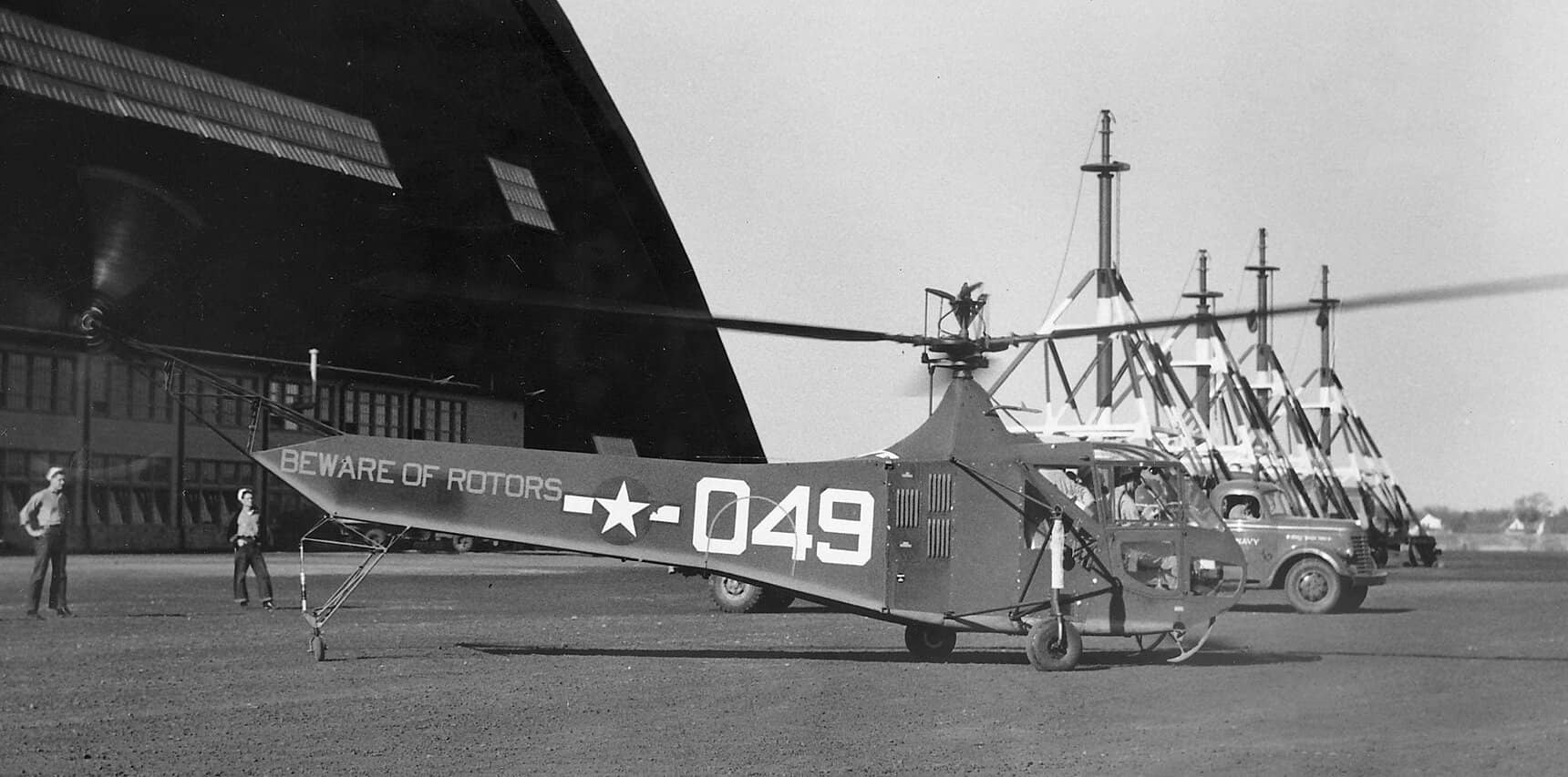 1945年,马萨诸塞州南韦茅斯海军航空站,一架HNS-1(机身编号:39049)成为首架在该站着陆的直升机,背景可见飞艇系留塔。