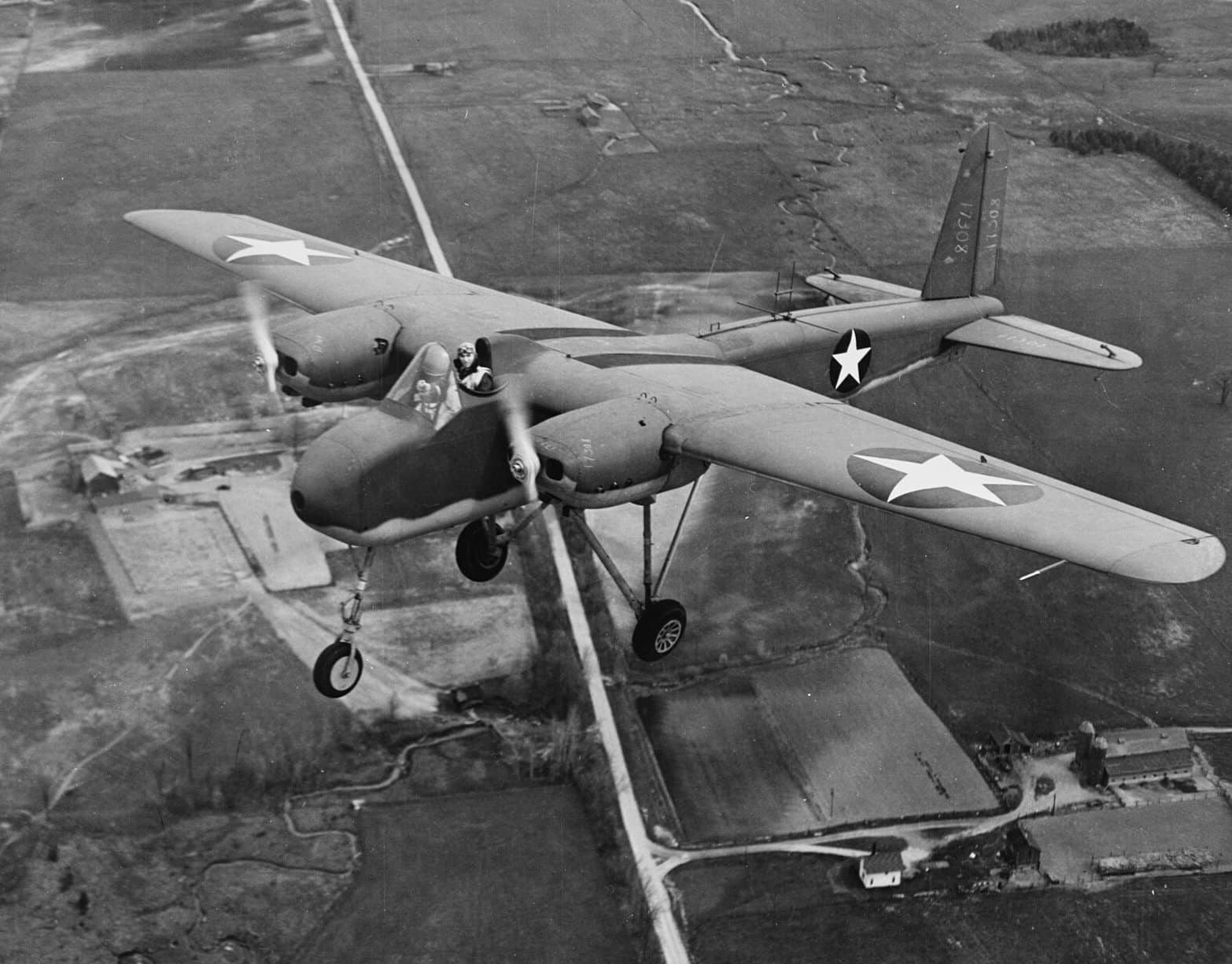 1943年5月19日,正在进行首次(有人驾驶)飞行的 TDN-1 突击无人机(机身编号:BuNo 17308)。此图拍摄于美国密歇根州特拉弗斯城海军航空站(NAS Traverse City)附近,当时的飞行员是C.C.科利(C.C. Corley)中尉。注:TDN-1 的设计初衷是作为一种电视制导的「飞行炸弹」使用。请注意其机身顶部(机翼后方)的天线,以及机头中央用于安装电视摄像头的开口,然而由于最初电视制导尚不成熟,早期试验机多由控制机按雷达高度表读数并通过无线电进行操纵。