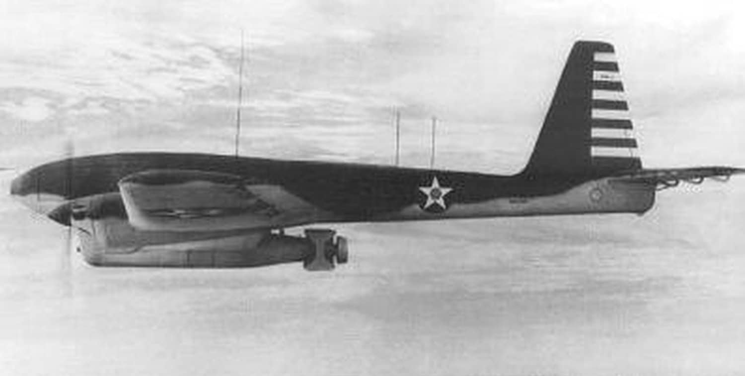 1940年代,一架飞行中的洲际 TDR-1 突击无人机,其机腹下携带着一枚航空鱼雷。