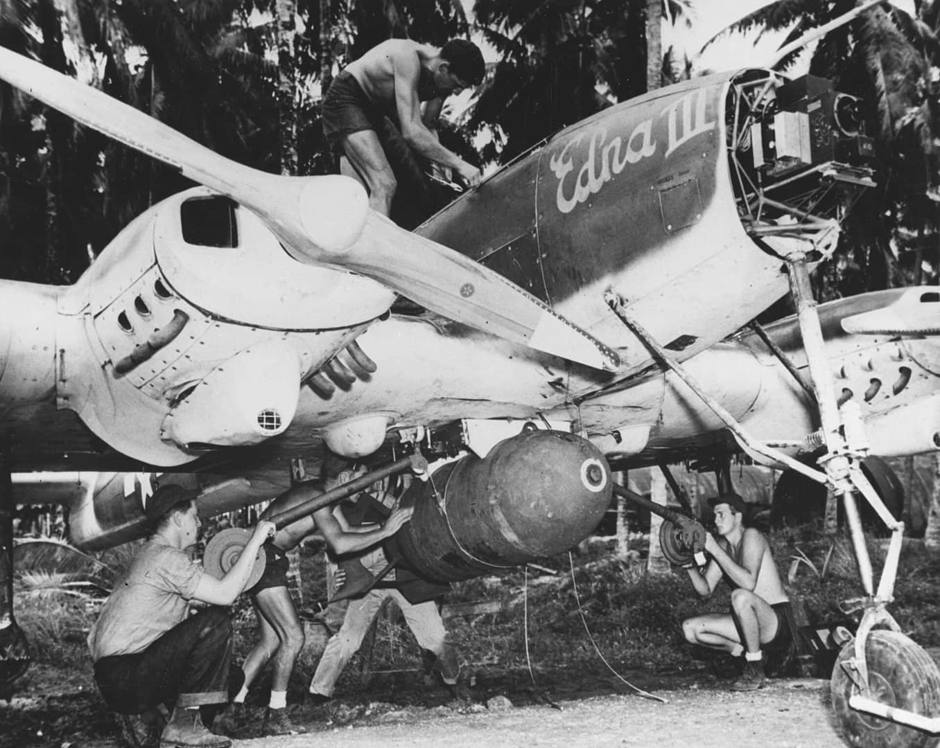 1944年9月至10月间,美国海军一架准备执行攻击任务的洲际 TDR-1 突击无人机。注:当时第1特种任务航空大队(STAG-1)在所罗门群岛的拉塞尔群岛(Russell Islands)巴尼卡基地部署了 TDR-1 型无人机,在这两个月内,美军共发射了50架无人机,其中31架成功命中目标,包括防空阵地、桥梁、机场以及停泊在地面(或水面)的日军舰船。这些无人机由经过改装的格鲁曼 TBM-1C「复仇者」鱼雷轰炸机进行引导控制:操纵员通过一个12.5厘米(5英寸)的电视屏幕,接收来自无人机机头摄像头的实时影像。至1944年10月,由于美军在太平洋战场已掌握绝对制空权,精确制导武器的概念在当时被视为优先级较低的项目,TDR 系列无人机遂停止使用。