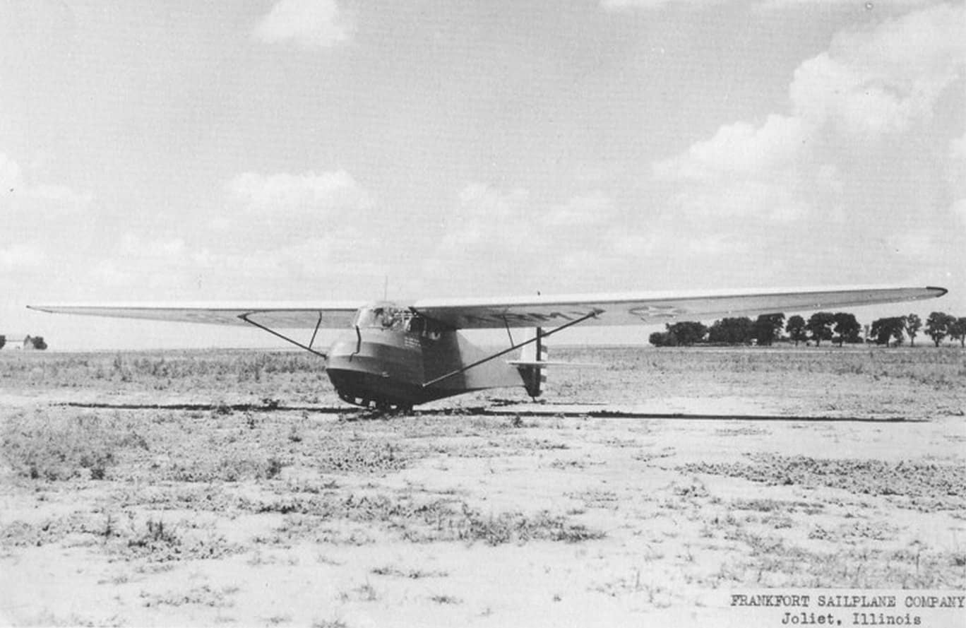 一架停放在草地上作静态展示的美国陆军航空队 TG-1A 滑翔教练机。注意其机翼上已刷上了美国陆军航空队的标识图案。