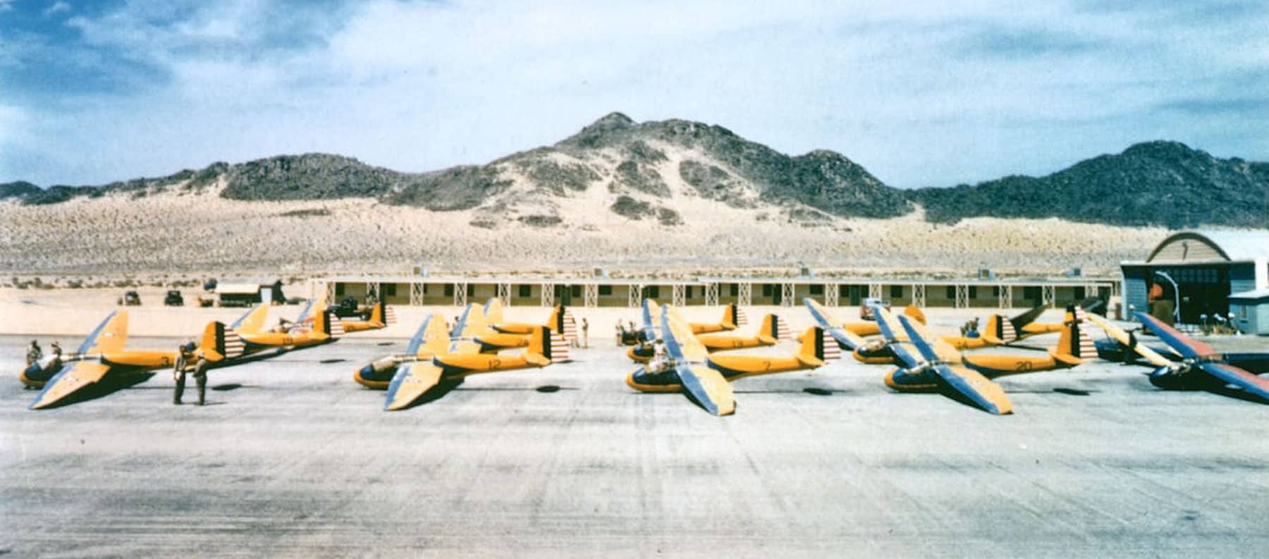 1942年夏,位于南加州沙漠地区的「二十九棕榈航空学院」(Twenty-Nine Palms Air Academy)康多尔机场(Condor Field)停机坪上停放的 TG-4A「扬基涂鸦2号」滑翔机群,另外还有少量被征用(不同涂装)的民用机型。