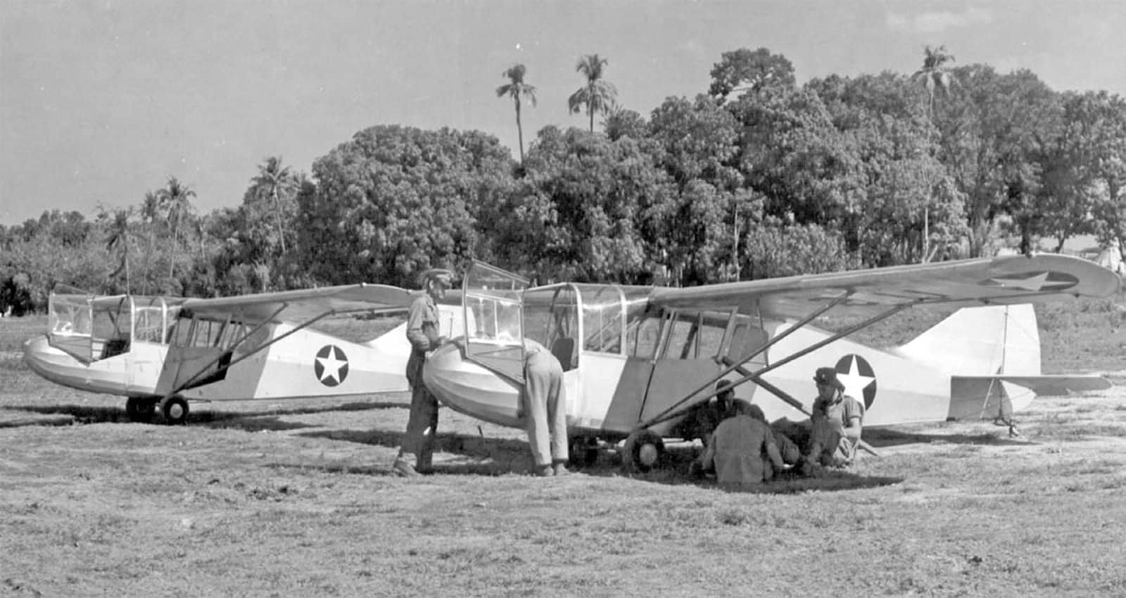 两架正在作起飞准备的美国陆军航空队艾龙卡 TG-5 滑翔教练机。