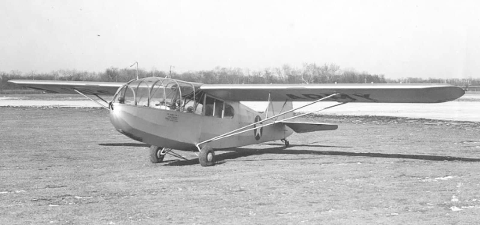 一架停放在停机坪草地上的美国陆军航空队泰勒克拉夫特 TG-6 滑翔教练机。