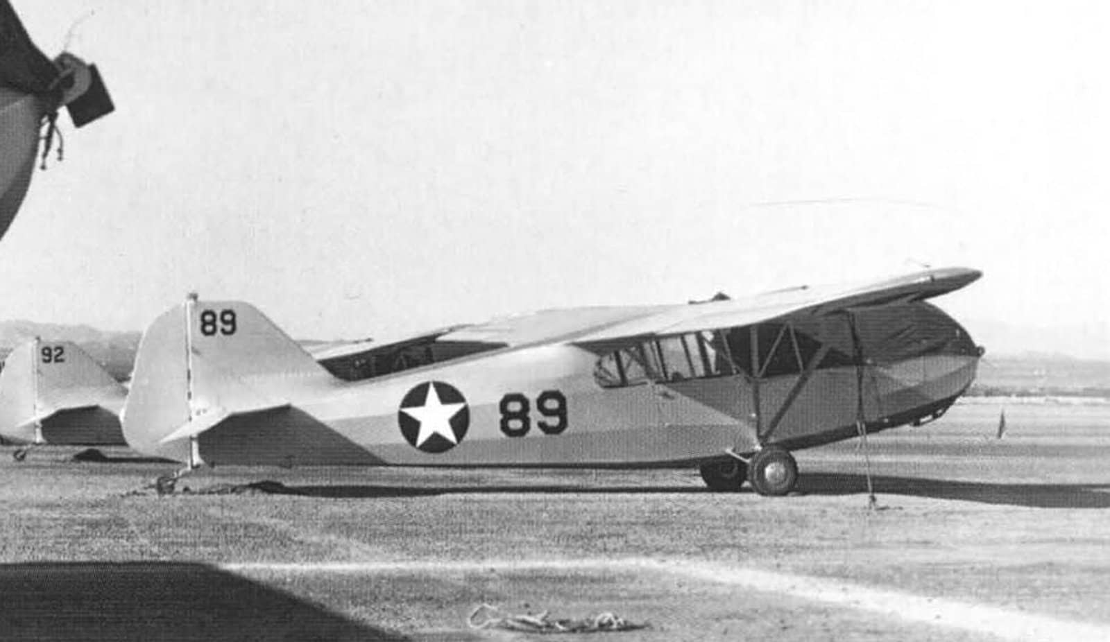 停放在停机坪草地上的美国陆军航空队泰勒克拉夫特 TG-6 滑翔教练机机队。
