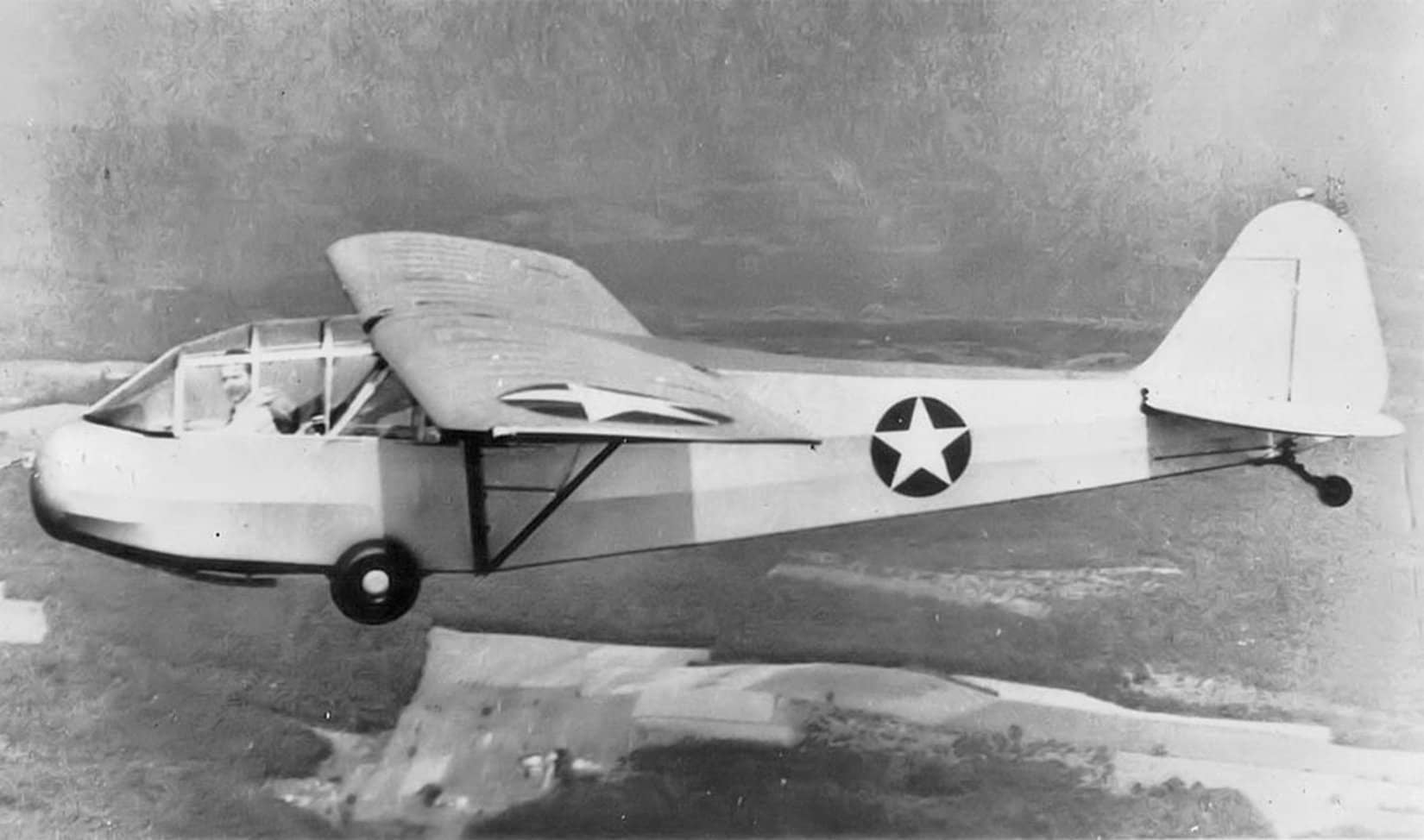 二战期间,一架飞行中的美国陆军航空队派珀 TG-8 滑翔教练机。