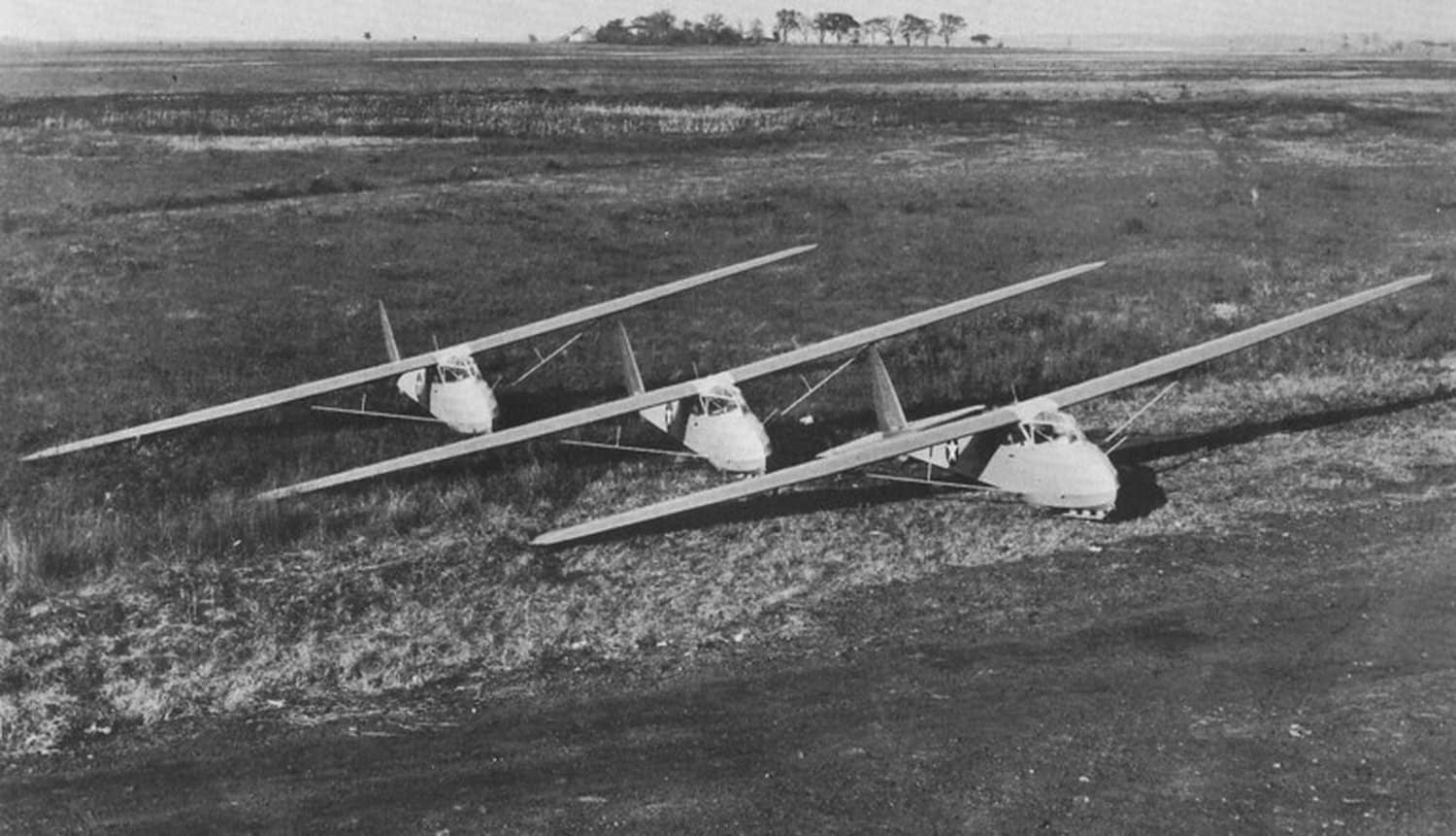 三架停放在起飞跑道一侧的美国陆军航空队 TG-1A 滑翔教练机。同样其机身上也已刷上了美国陆军航空队的星标。