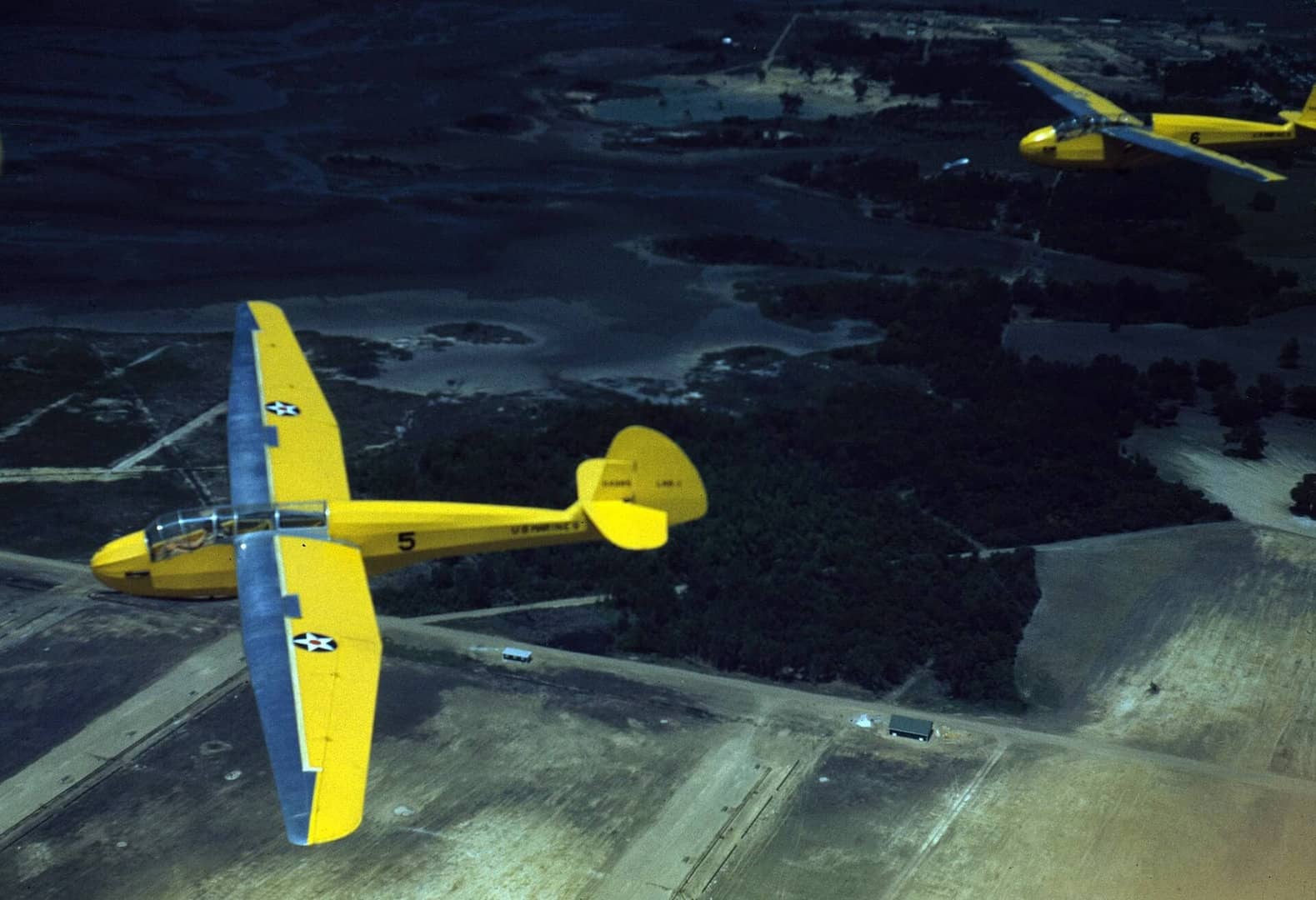 1942年5月,两架美国海军陆战队 LNS-1 滑翔机在帕里斯岛上空编队飞行。