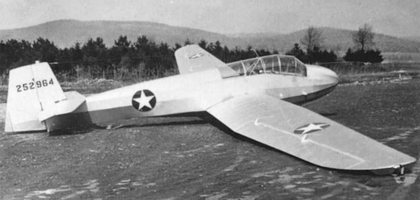 一架采用简化银色涂装的 TG-3A 滑翔教练机。这种涂装是在战时启用的,取代了陆军训练机原本那种色彩更丰富、更传统的涂装方案。该型滑翔机是 TG-2 的全木质与蒙皮结构变体。注:TG-3A 是在 TG-2 基础上改进而成的型号,相比而言更适合用于陆军训练。
