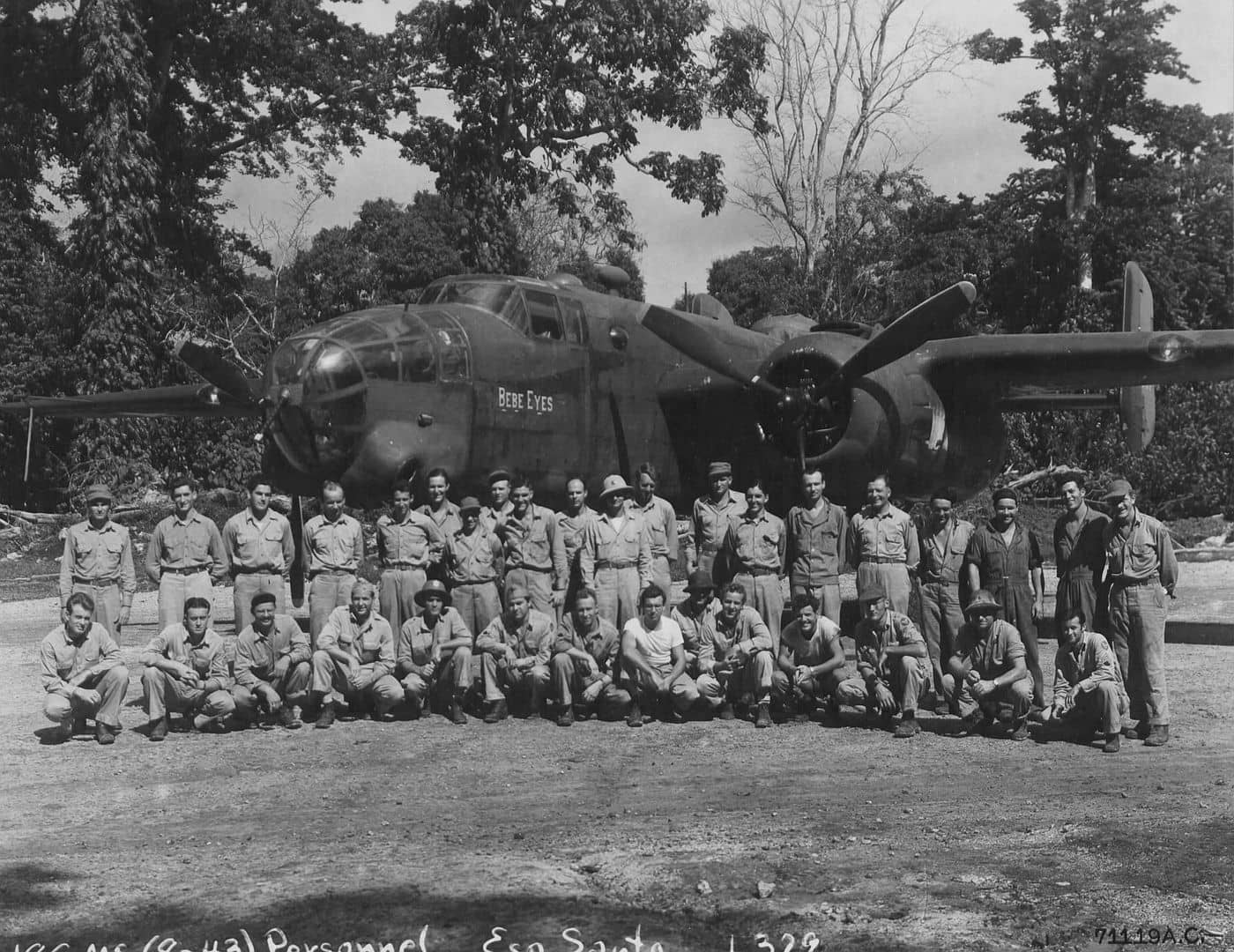 1943年8月,在南太平洋圣埃斯皮里图岛(Espiritu Santo)上,隶属美国陆军航空队第18战斗测绘中队(18th Combat Mapping Squadron)成员与一架名为「宝宝眼睛」(Bebe Eyes)的F-10「米切尔」照相侦察机一同合影的照片。