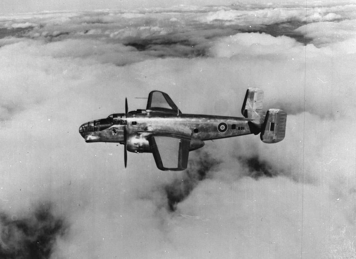 一架隶属于加拿大皇家空军(RCAF)的F-10「米切尔」照相侦察机(编号:891)正在飞行中。注:该机由原美国陆军航空队序列号为「41-29886」的B-25D-1轰炸机改装而来。