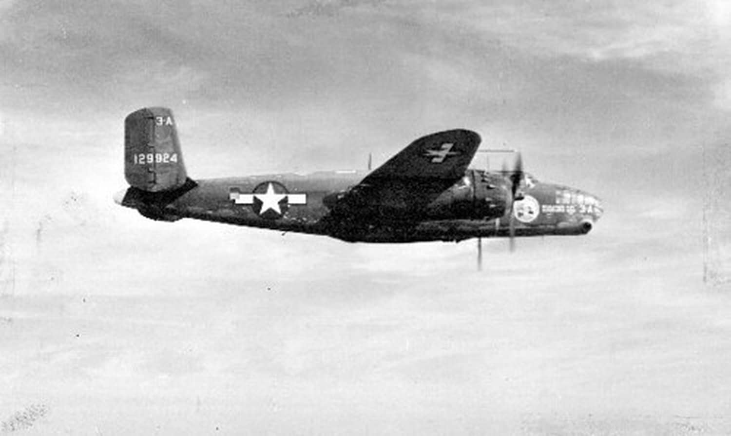 飞行中的「钻石莉莉」F-10照相侦察机。