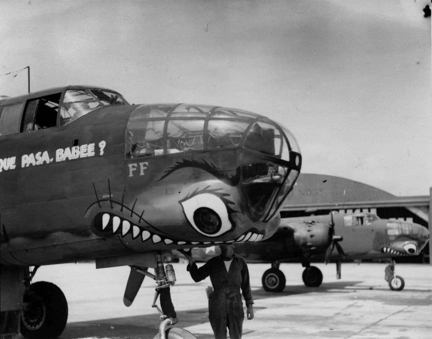 两架隶属于美国陆军航空兵第3照相制图中队(3rd Photo Mapping Squadron)的F-10「米切尔」照相侦察机一同停在机场。靠近镜头的这一架绰号是「怎么了,宝贝?」(¿Que Pasa, Babee?)。