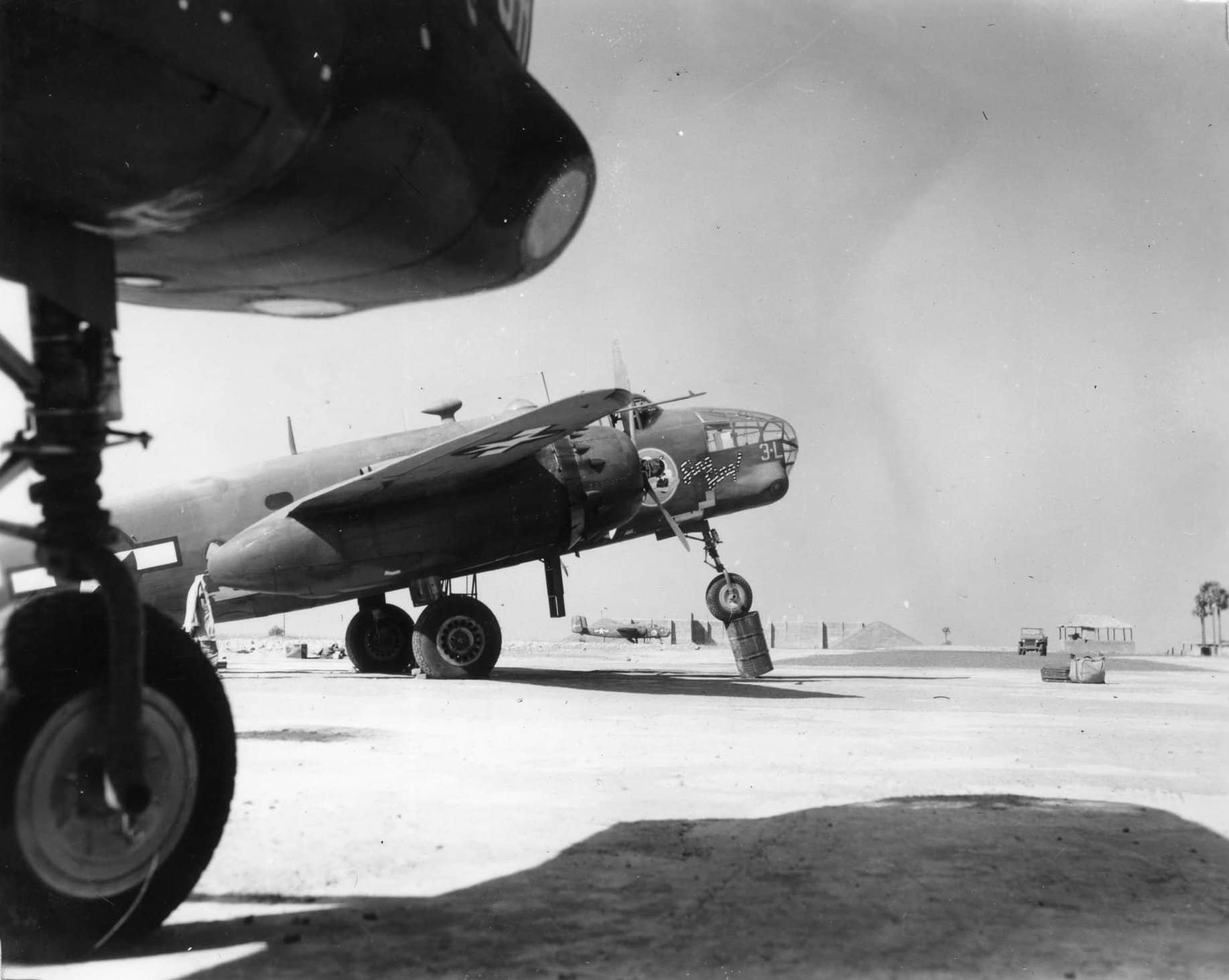 一架名为「唱吧,唱吧!」(Sing Sing!)的F-10「米切尔」照相侦察机前轮踏在一个油桶上,可能是为了进行尾部机枪舱的设备维护。
