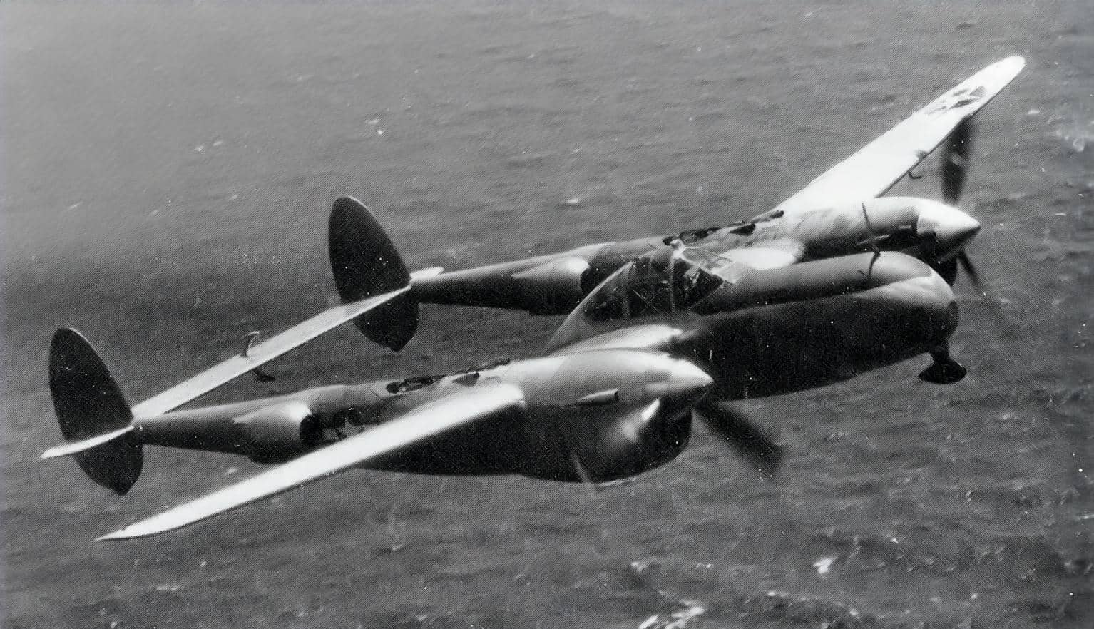 1945年,一架F-5「闪电」正在飞行,摄影师从另一架飞机上俯拍。第4照相侦察中队此时正执行对欧洲战区的侦察任务,为盟军提供目标情报与战果评估。