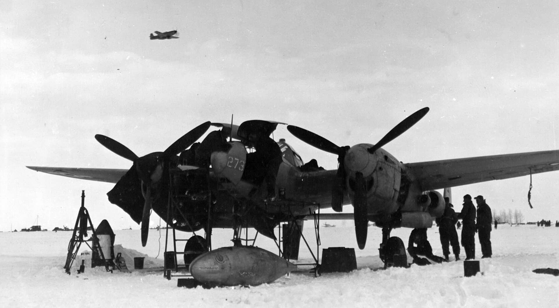 1945年初,比利时沙勒罗瓦机场,地勤人员正为一架洛克希德F-5G-6-LO「闪电」侦察机(序列号:26273)做起飞前准备,该机即将执行一次飞越德国上空的照相侦察任务。注:这架飞机带有法国空军机徽,可能隶属于「贝尔福」第I/33侦察大队。