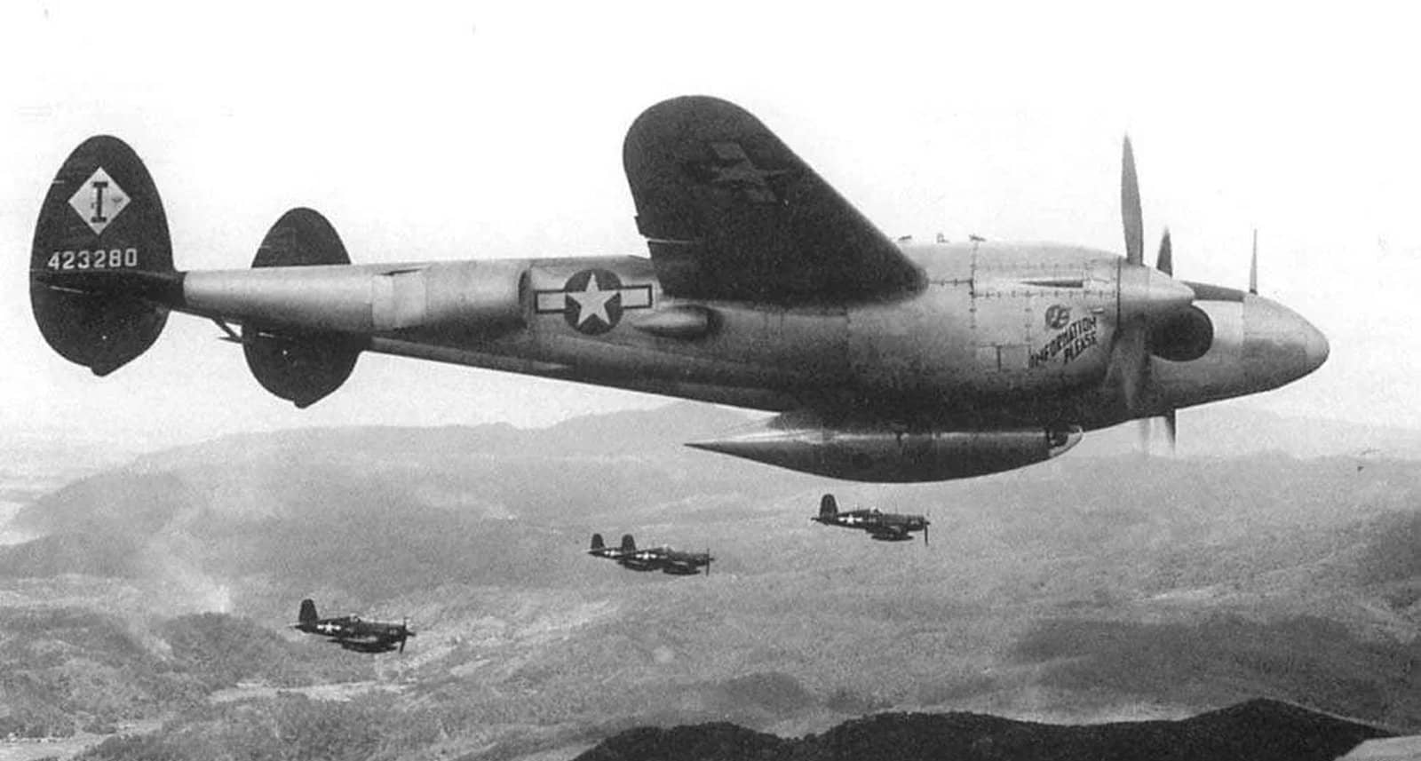 1945年6月,一架绰号为「请提供信息」(Information Please)的美国陆军航空队F-5E「闪电」照相侦察机伴随着海军陆战队的F4U「海盗」战斗机前往日本冲绳的久志岳(Kushi-Take)执行突袭任务。请注意该机机身下方的照相吊舱。