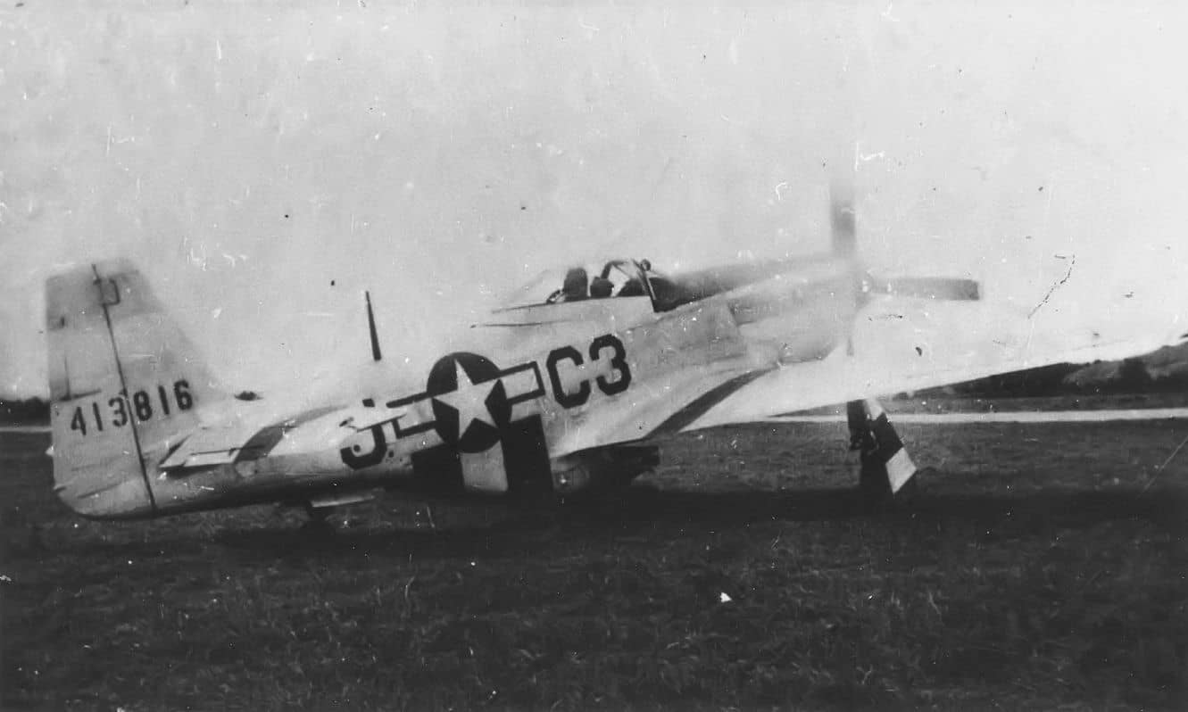 1944年,美国陆军航空队第363战术侦察大队的一架F-6D「野马」(P-51D改装)在停机坪上,螺旋桨正在旋转,准备出动。该大队1944年8月起由战斗机部队改装F-6转任战术侦察,隶属第9航空队,支援「霸王行动」后的盟军地面进攻。