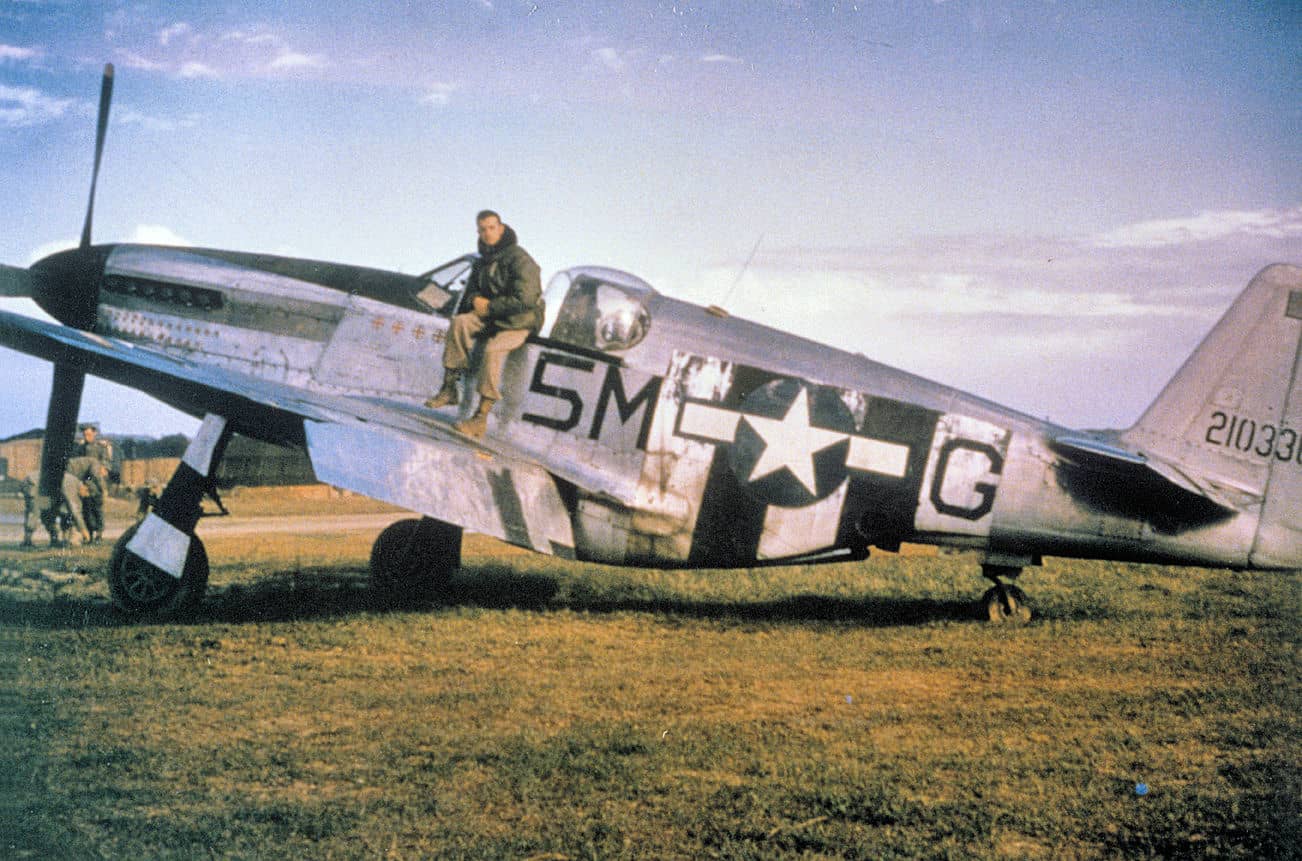 1944年秋,法国圣迪济耶机场,一架隶属于第15战术侦察中队(15th TRS)的北美F-6C「野马」侦察机(序列号:42-103368)与其驾驶员约翰·H·霍夫克(John H. Hoefker)上尉合影。注:1944年6月,霍夫克上尉曾驾驶此机击落了三架敌机,因此成为第10大队(10th Group)的首位王牌飞行员。至战争结束时,他共取得8.5个空战战果。这架飞机也在战争中幸存下来,后于1946年6月26日报废拆解。