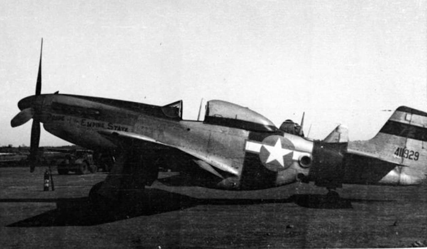 1945年,日本入间川机场,第82战术侦察中队的一架F-6K(也有资料说是F-6D)「野马」照相侦察机停放在停机坪上,机翼与机身可见黑白「入侵条纹」。战争末期部分侦察机自欧洲转场太平洋,准备参加对日作战。