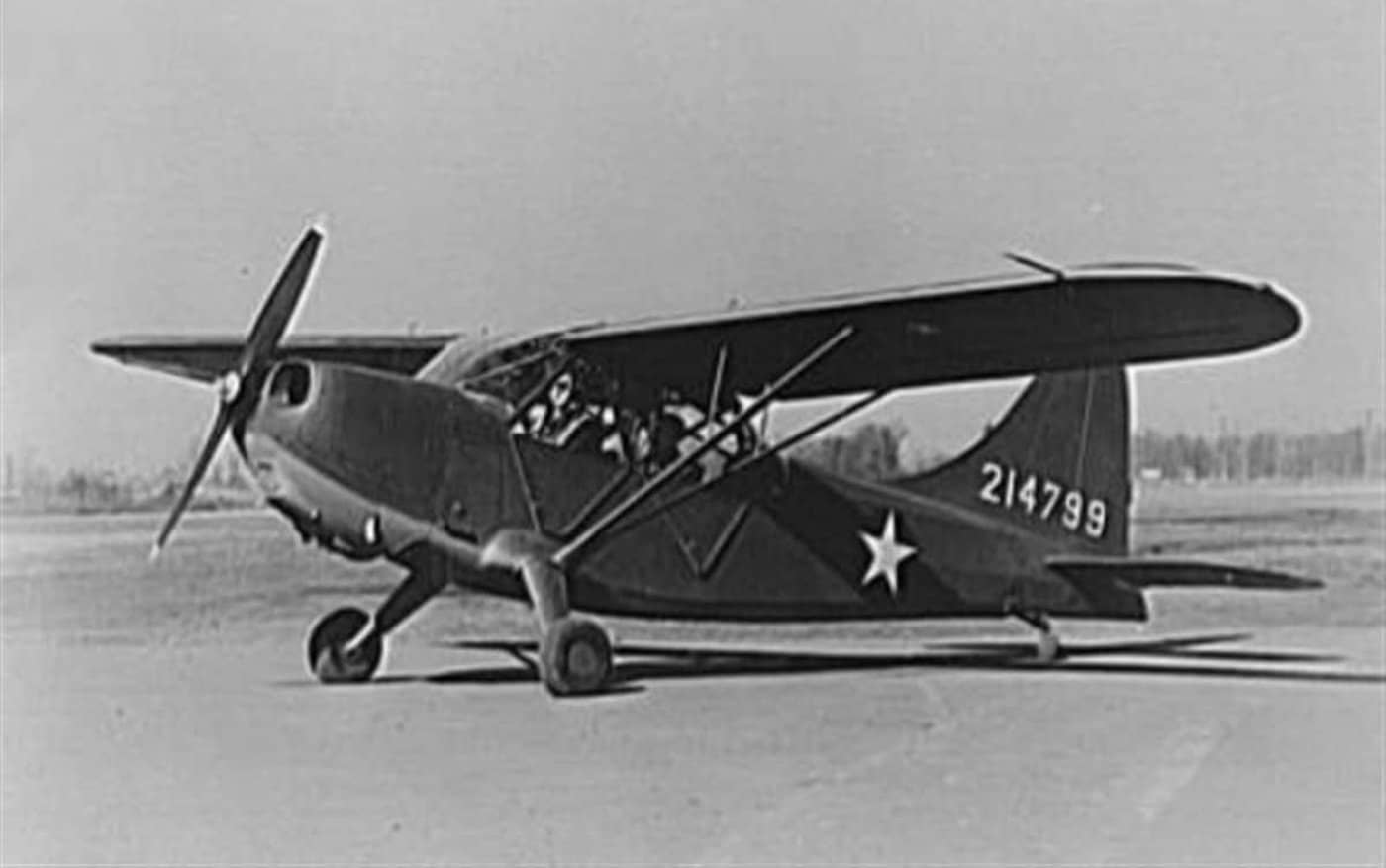 1943年4月,美国陆军航空队的一架斯廷森L-5「哨兵」联络侦察机停放在机场上。该机为「哨兵」系列的早期生产型,摄于美国本土训练基地。