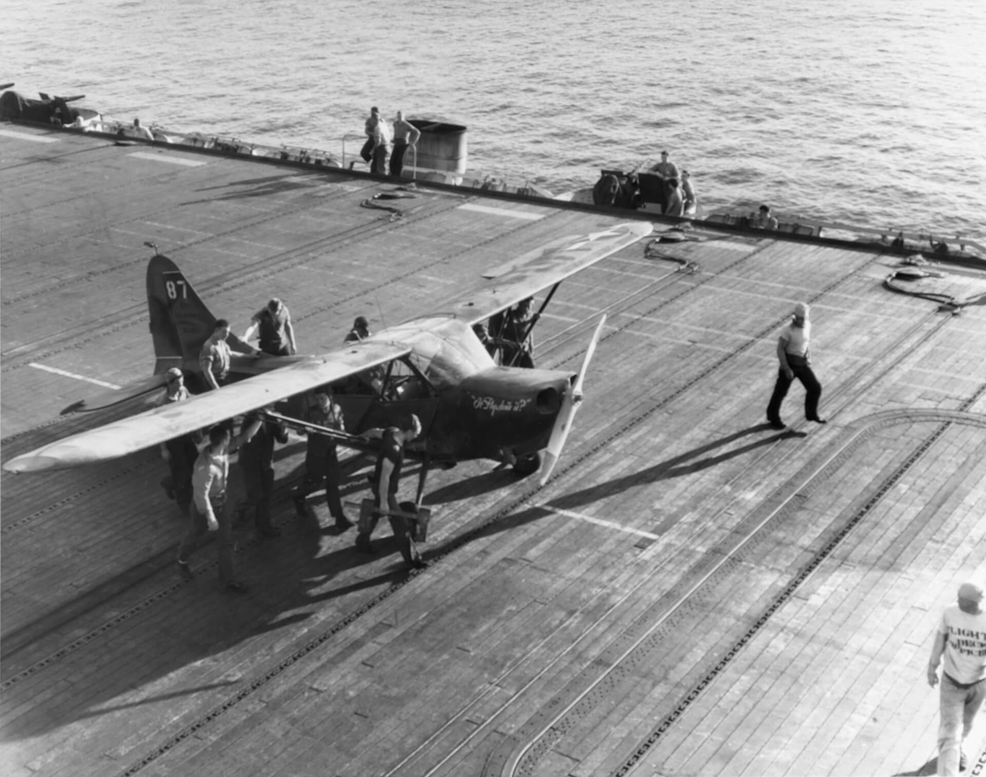1944年9月,「佩莱利乌战役」期间,「彼得罗夫湾」号(USS Petrof Bay,CVE-80)护航航空母舰飞行甲板上的OY-1「哨兵」观测机。陆战队观测机随护航航母部署,为两栖登陆作战提供空中支援。