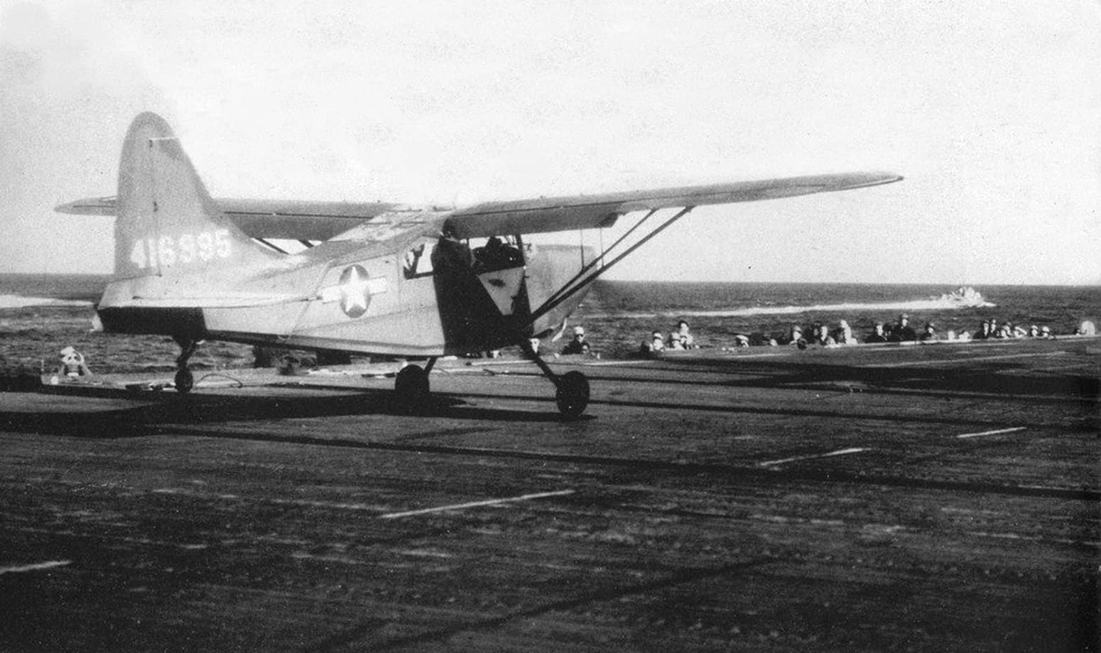 1944年,一架从美国海军「马库斯岛」号护航航空母舰(USS Marcus Island,CVE-77)上起飞的陆军航空队斯廷森「哨兵」联络侦察机(序列号:44-16995),地点可能位于莱特岛附近海域。