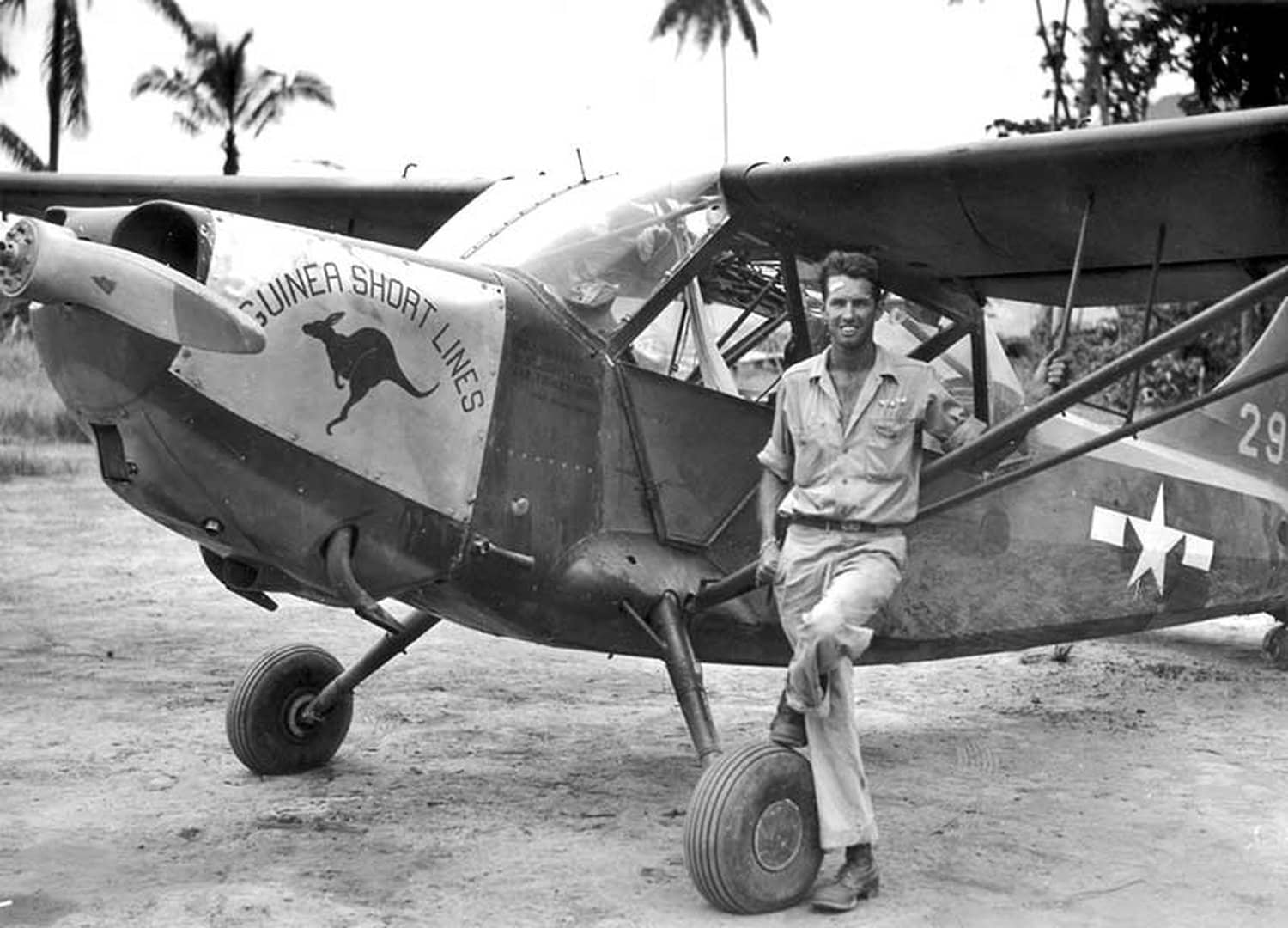 1944年,驻扎新几内亚的美国陆军航空队L-5「哨兵」联络侦察机(编号:42-98832)。该机隶属第25联络中队,注意其发动机整流罩上印有该中队的口号:「几内亚短途航线」(Guinea Short Lines)。